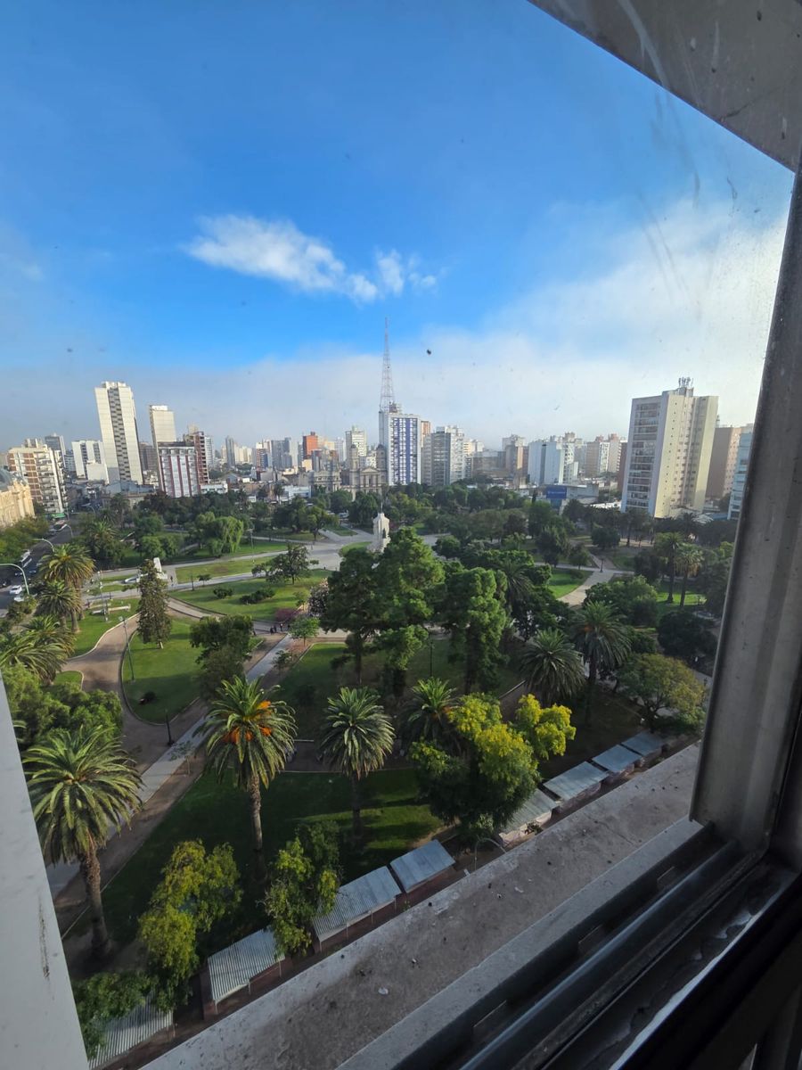 Oficina con vista a la plaza Rivadavia