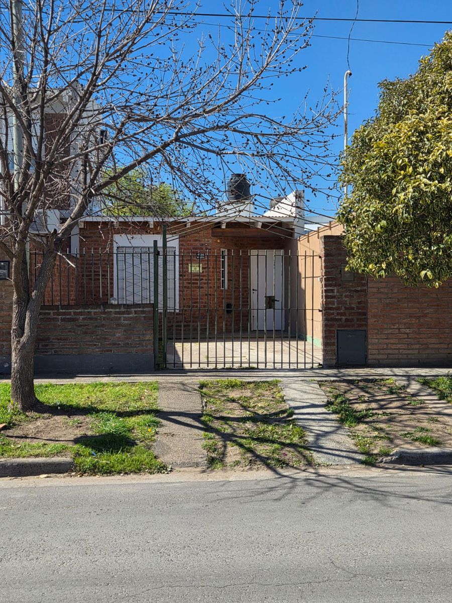 Casa 2 dormitorios con patio y garaje