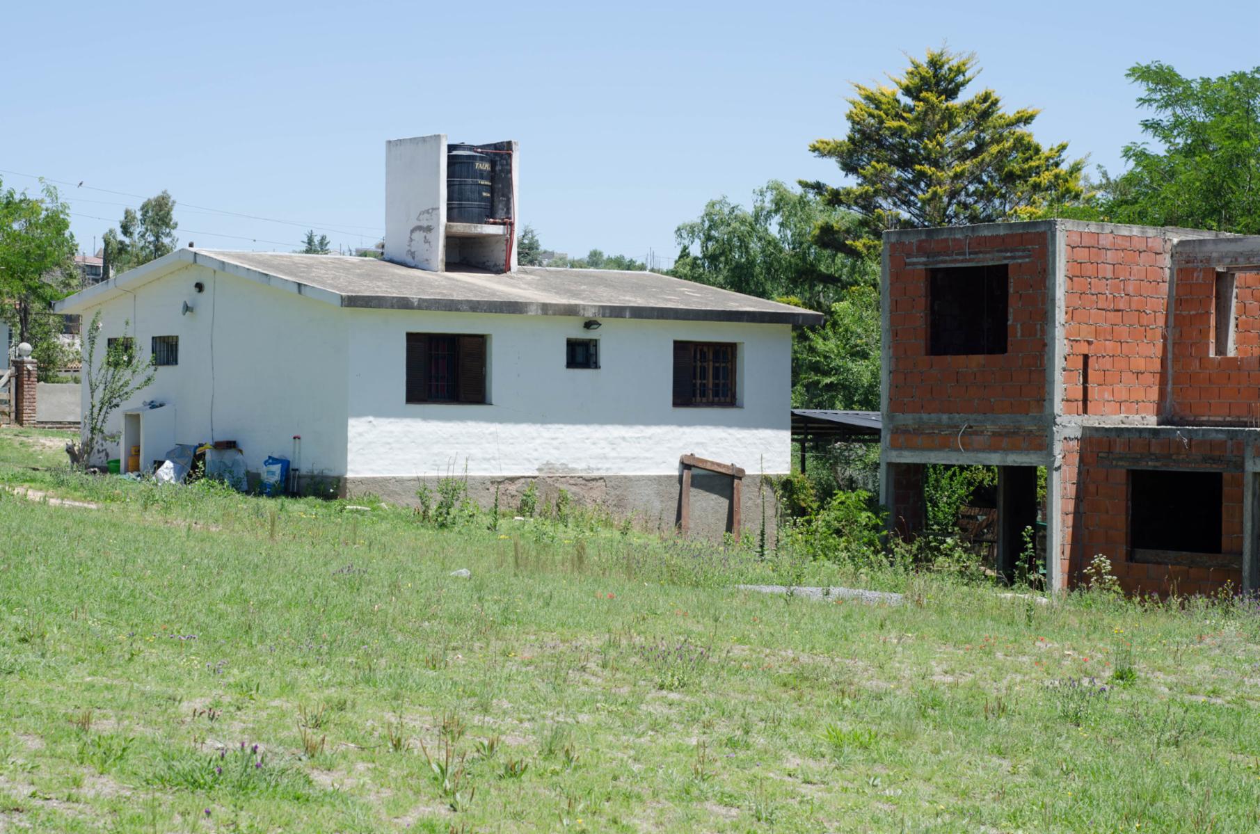 OPORTUNIDAD CASA MAS COMPLEJO A TERMINAR  EN UNA HERMOSA ZONA DE LA CIUDAD DE TANTI