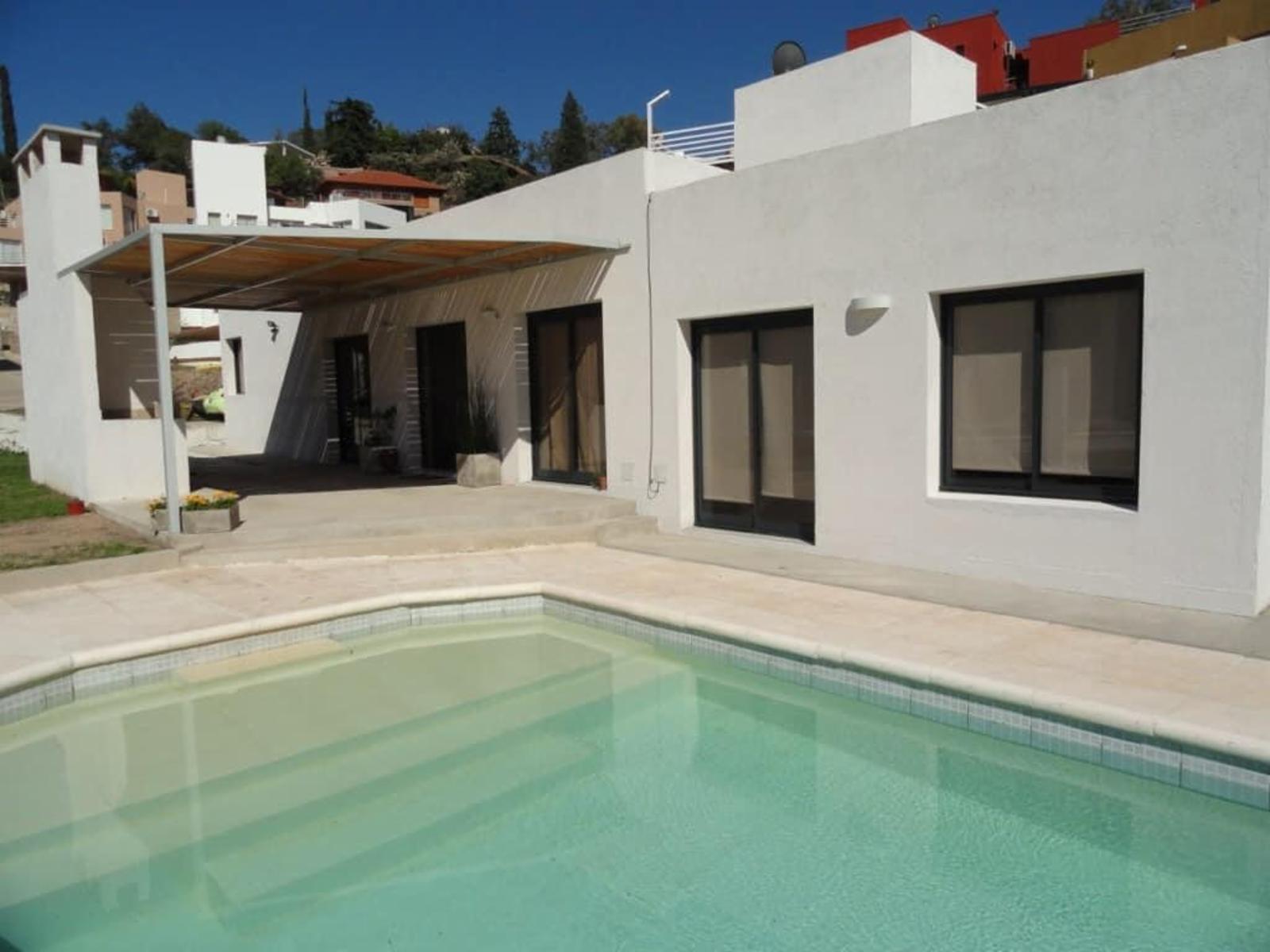 CASA MODERNA DE DOS DORMITORIOS CON PILETA