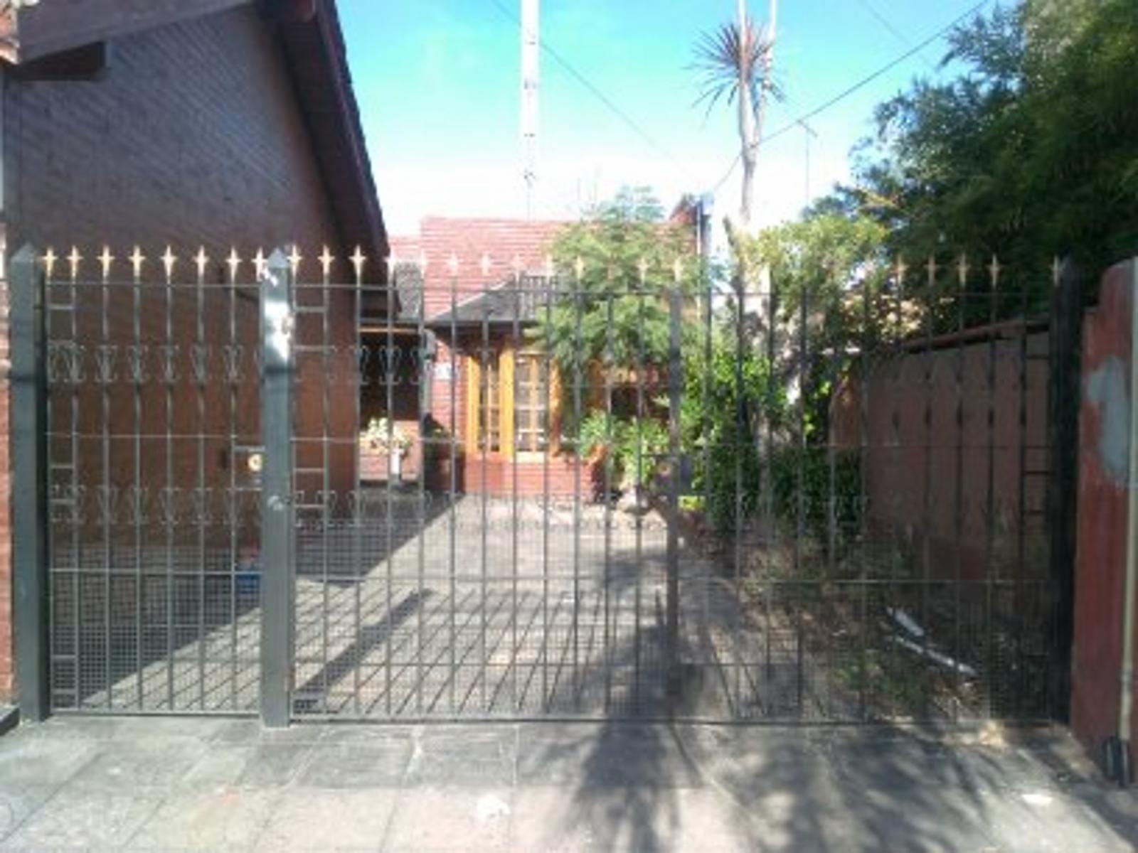 Oportunidad!!
Morón sobre autopista, a Mts. del Plaza Oeste 
EXCELENTE ZONA COMERCIAL
Lote 3,70 x 7.70