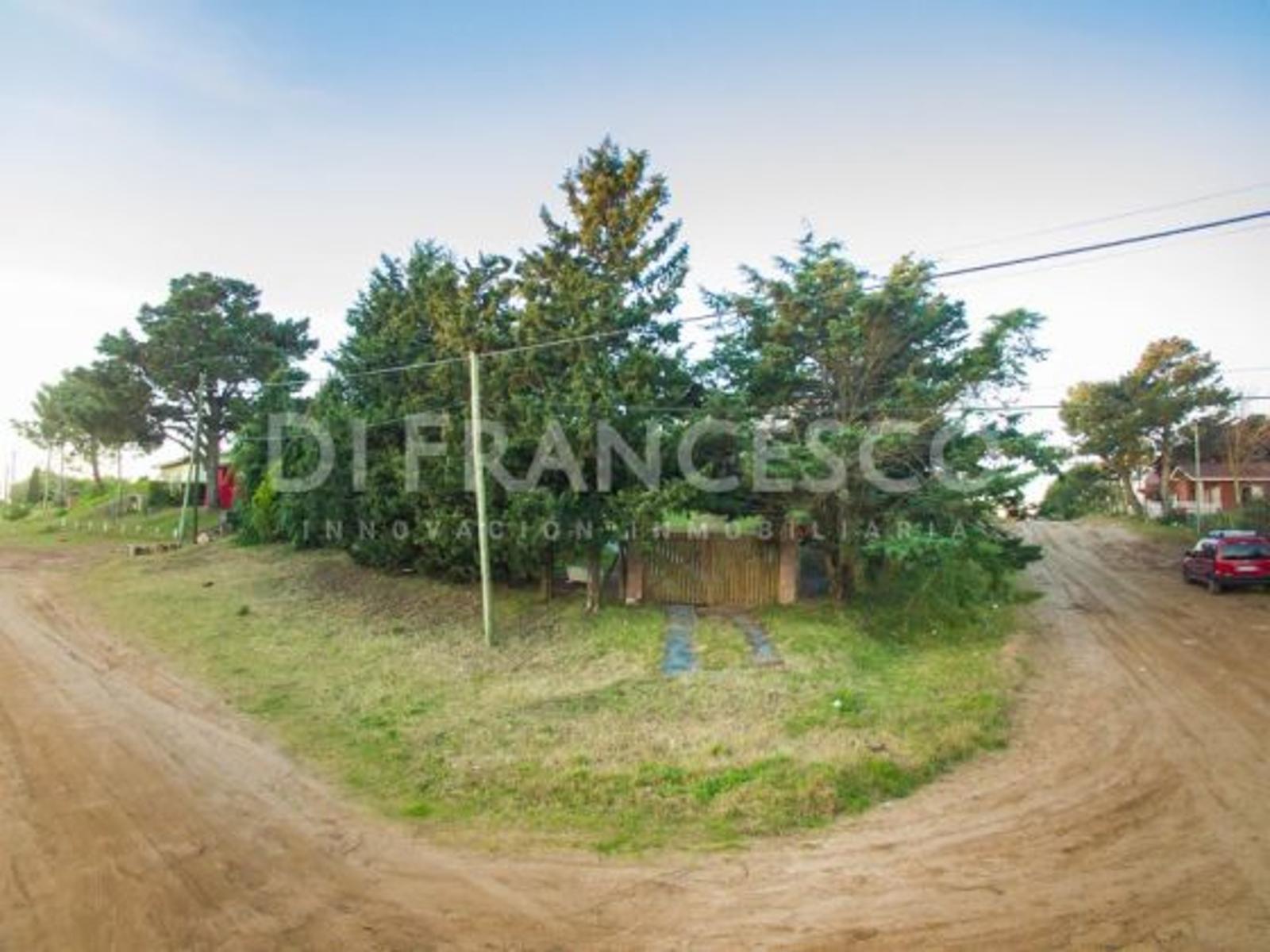 Hermoso lote en esquina. Arbolado. Terreno en Venta. 