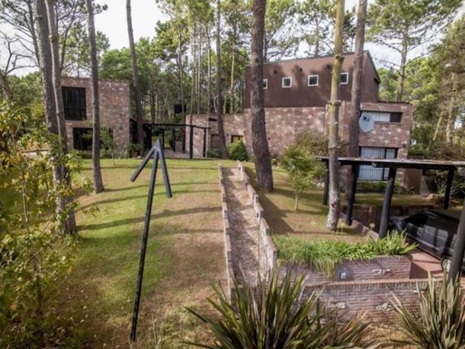 Casa + gran casa taller en Cariló. Casa en Venta.