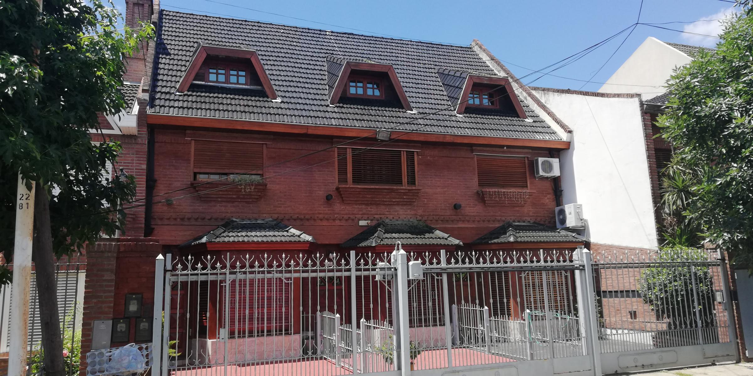 Triplex de 4 amb. En excelente zona Residencial de Ramos Mejía, Barrio Don Bosco.