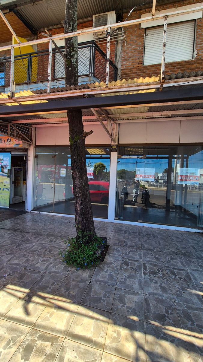 IMPERDIBLE LOCAL COMERCIAL EN ALQUILER SOBRE AV.URUGUAY DE LA CIUDAD DE POSADAS.-