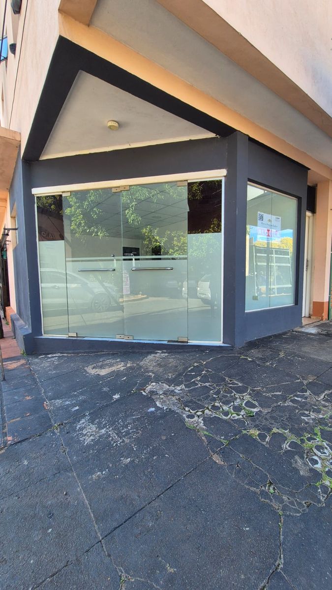 PRECIOSO LOCAL COMERCIAL EN ALQUILER UBICADO EN ESQUINA.-