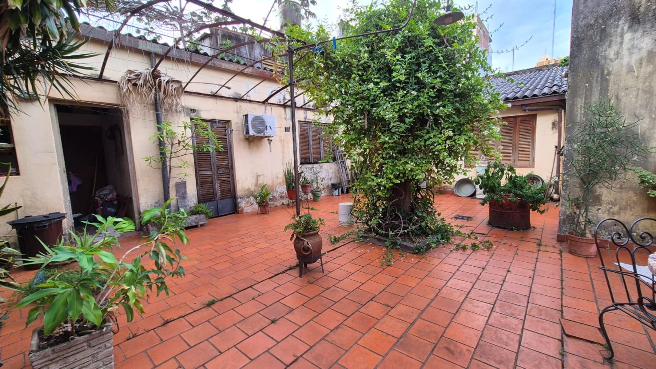CASA EN VENTA SOBRE CALLE BELGRANO. EXCELENTE OPORTUNIDAD.-