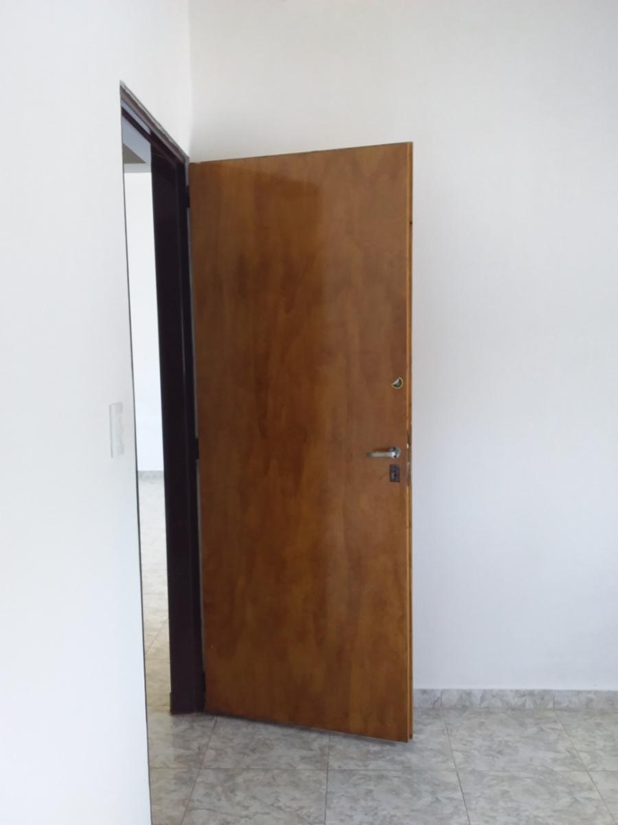 SE ALQUILA DEPARTAMENTO DE 2 AMBIENTES CON PATIO EN CASTELAR SUR