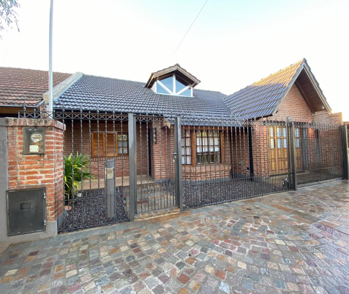 SE VENDE HERMOSA CASA CON TERRENO DE 4 AMBIENTE CON TERRENO EN ITUZAINGO