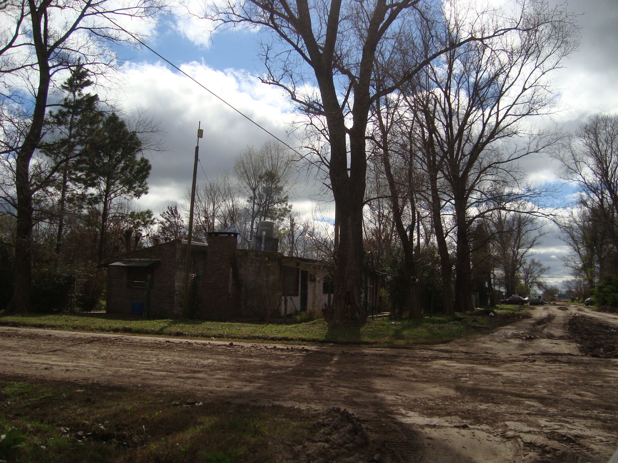 CASA APTA APTA CREDITO SOBRE DOS TERRENOS EN ROLDAN. 