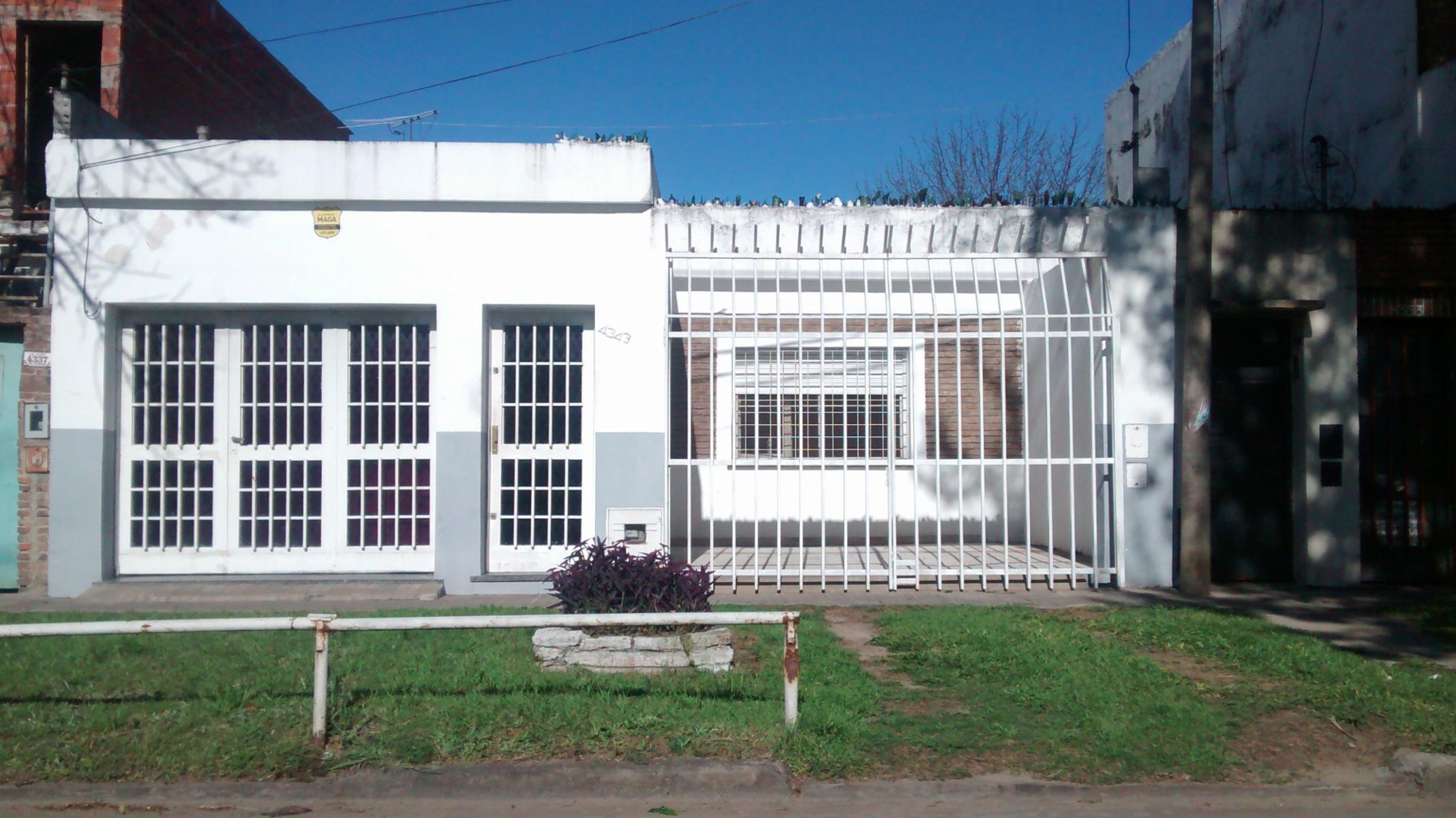 ALQUILER CASA DOS DORMITORIOS, 2 COCHERAS Y JARDÍN EN ZONA SUR