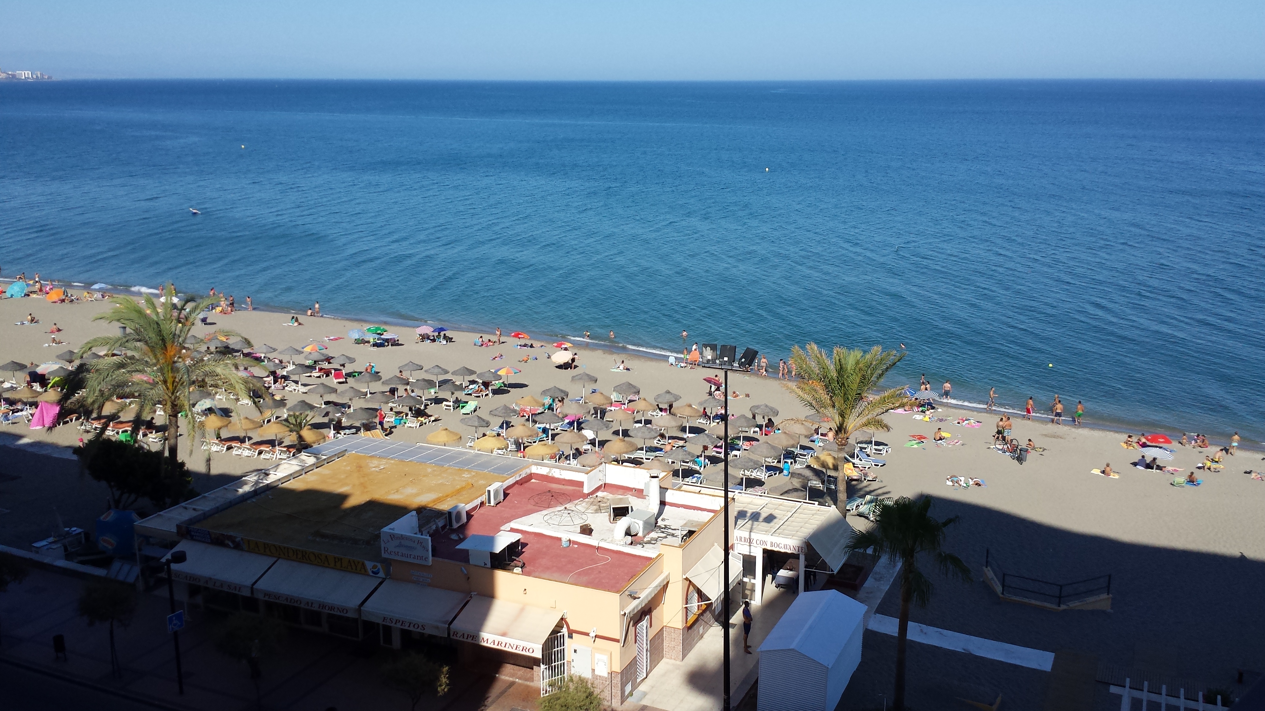 Piso en primera Línea de playa, recien reformado y amueblado moderno y atractivo. 