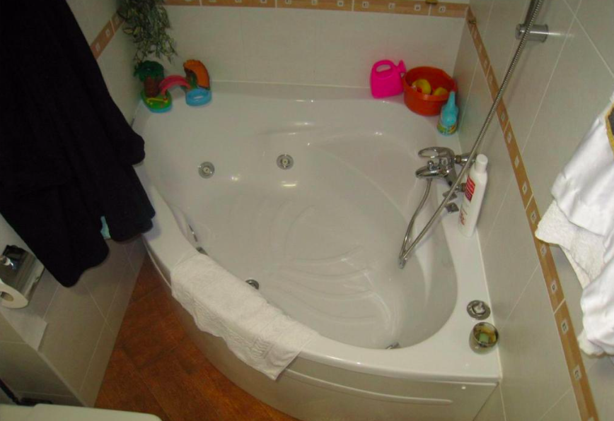 Piso en Los Boliches. Gran piso de 3 dormitorios, 1 despacho, 2 baños, cocina  amueblada  y amplia, salón grande. A 700 metros de la playa, 