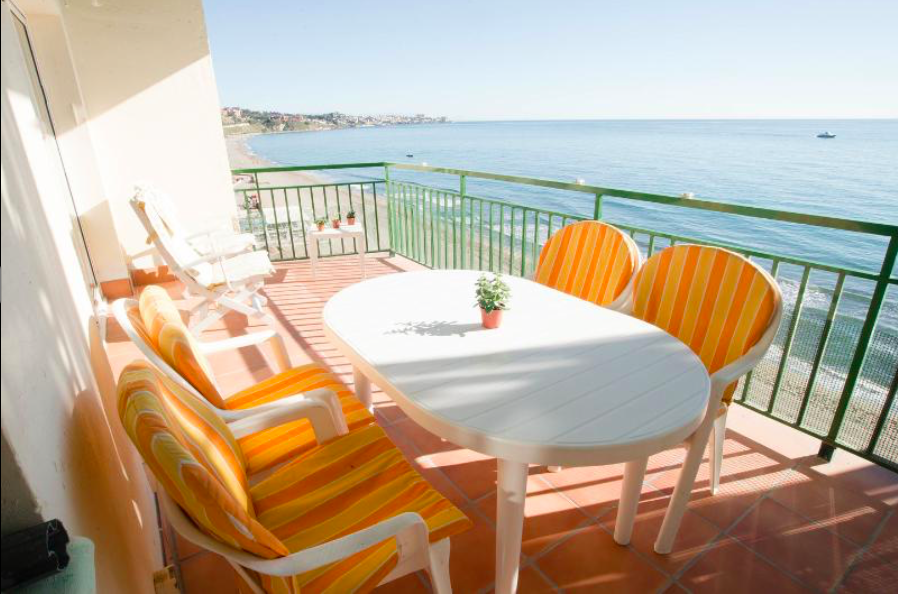 Piso primera línea  de playa frontal al mar de Carvajal. 