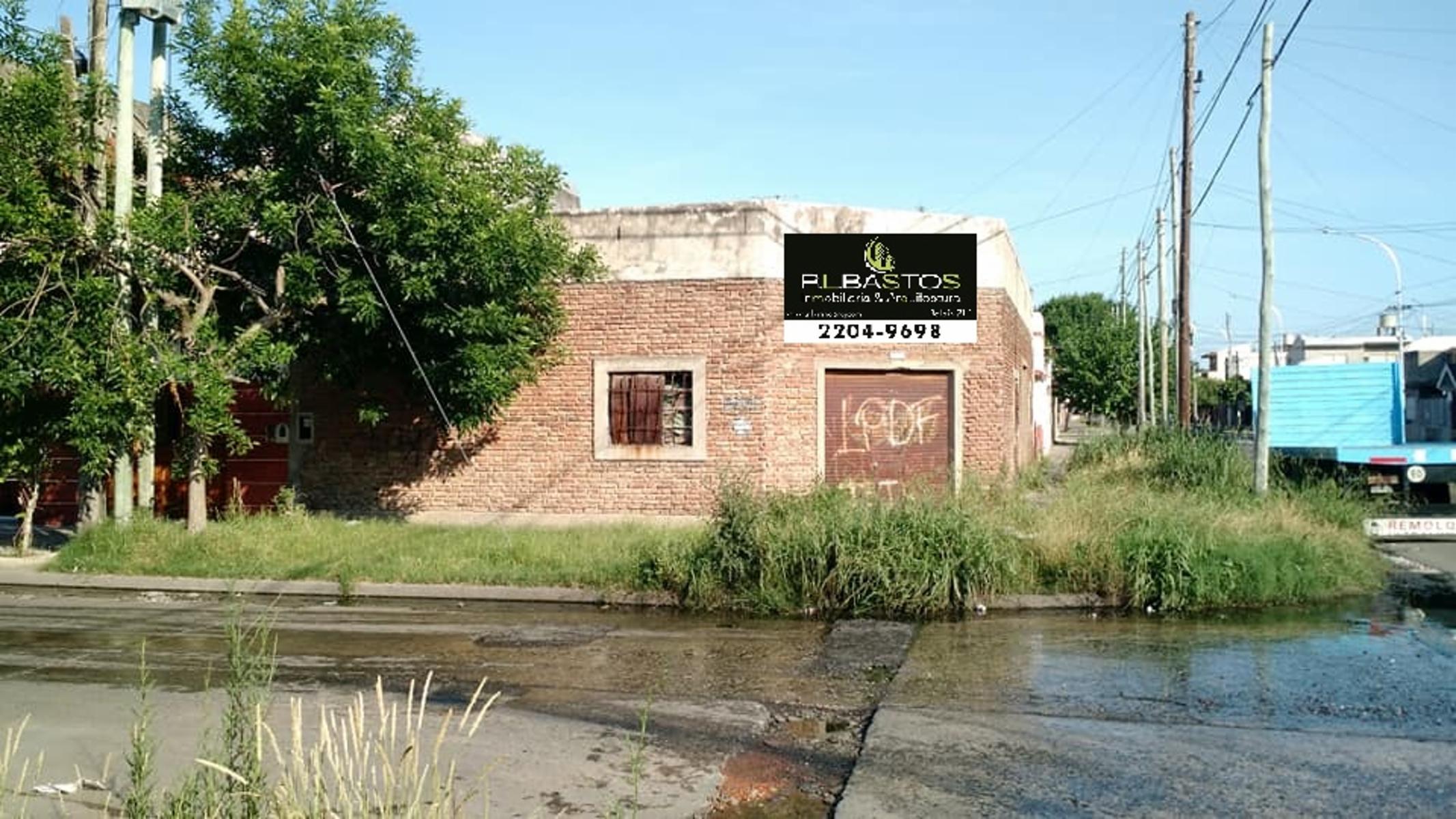 AMPLIO LOTE EN ESQUINA 170 M2 APROVECHABLES A DOS CUADRAS DE AVENIDA PRINCIPAL.
