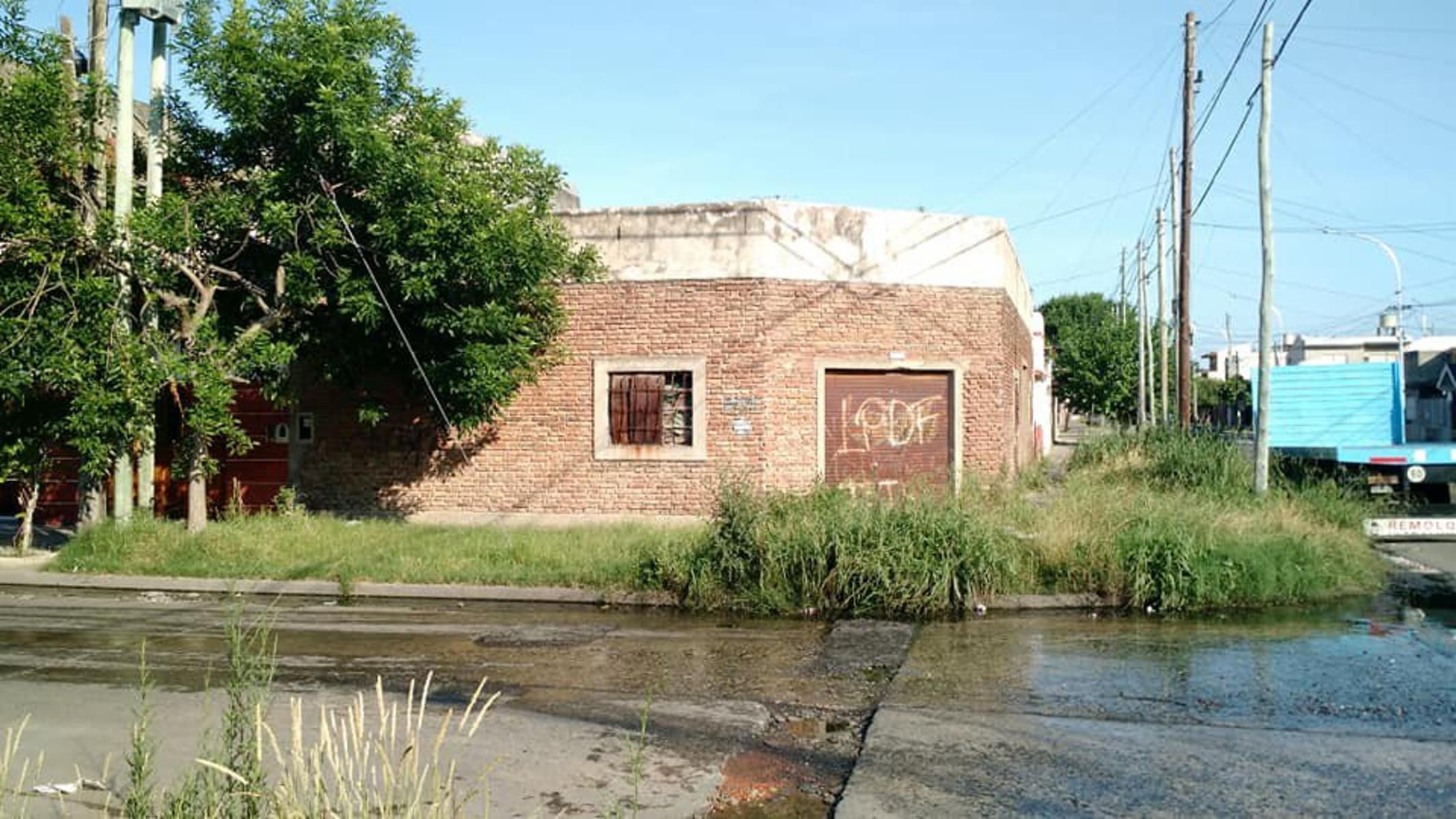 LOTE EN VENTA EN ESQUINA 170 M2 TOTALES VACIO Y LISTO PARA CONSTRUIR.
