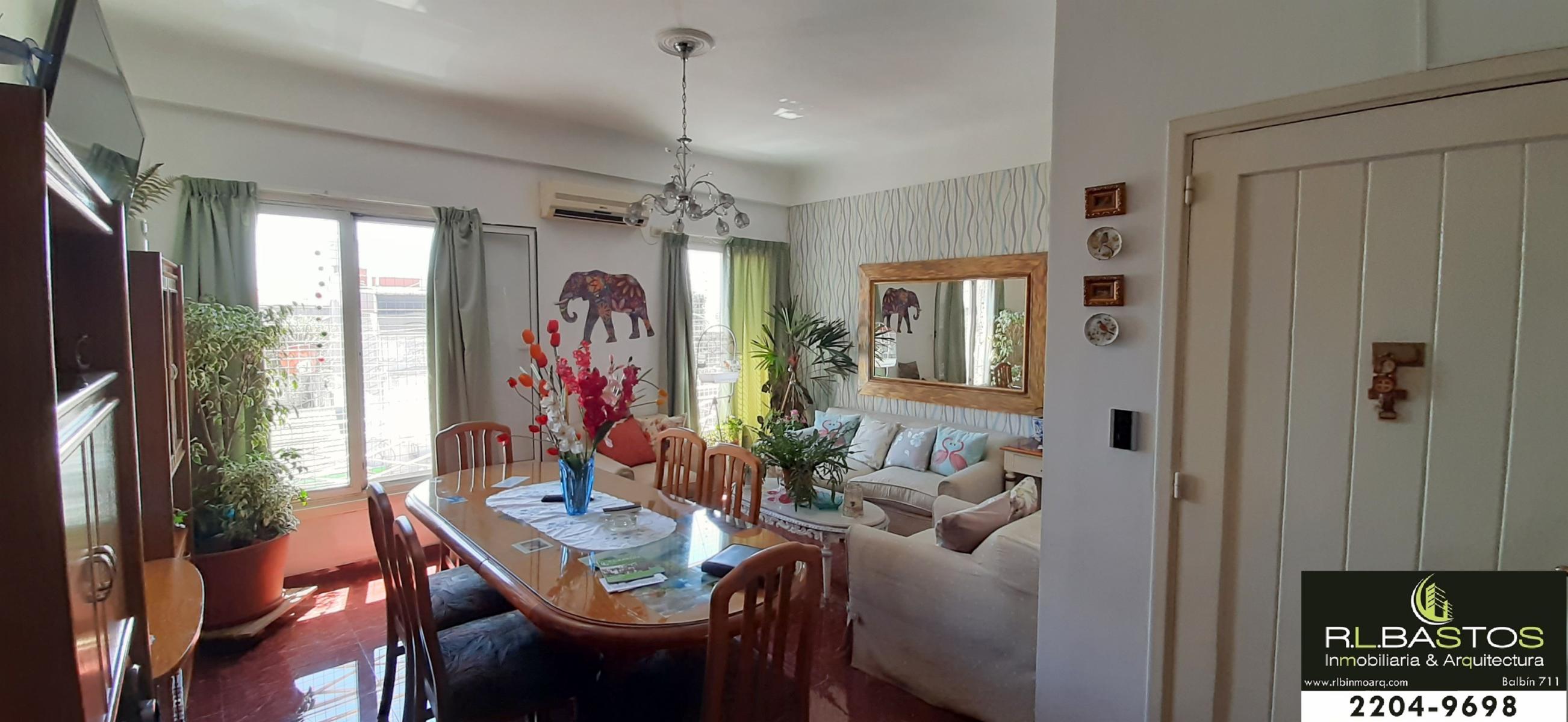 HERMOSO DEPTO DE 3 AMBIENTES AMPLIOS CON TERRAZA Y BAULERA. EXCELENTE UNIDAD SOBRE AVENIDA PRINCIPAL