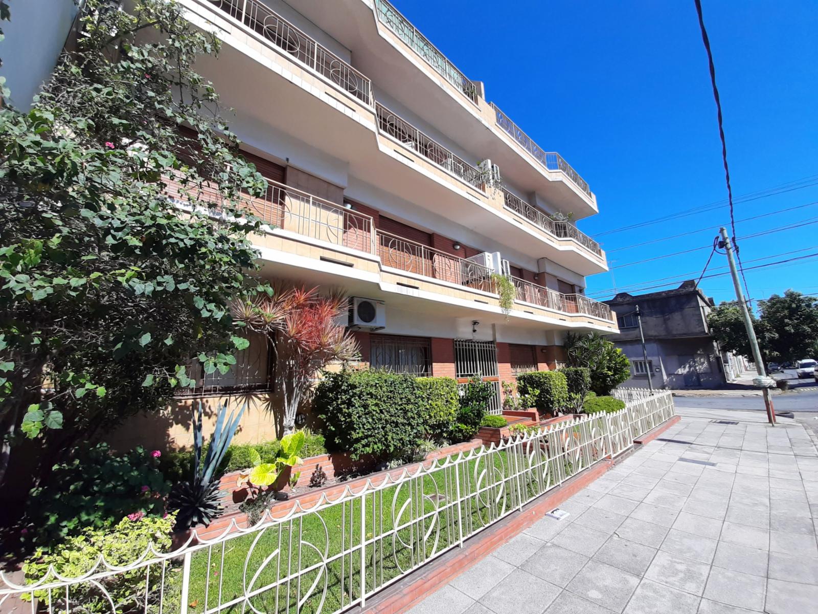 HERMOSO DEPTO DE 3 AMB EN PLANTA BAJA CON PATIO Y TERRAZA