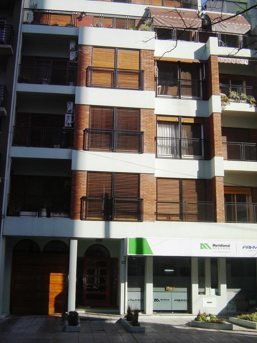 MUY BUEN DEPARTAMENTO DE 3 AMBIENTES CON COCHERA Y PATIO