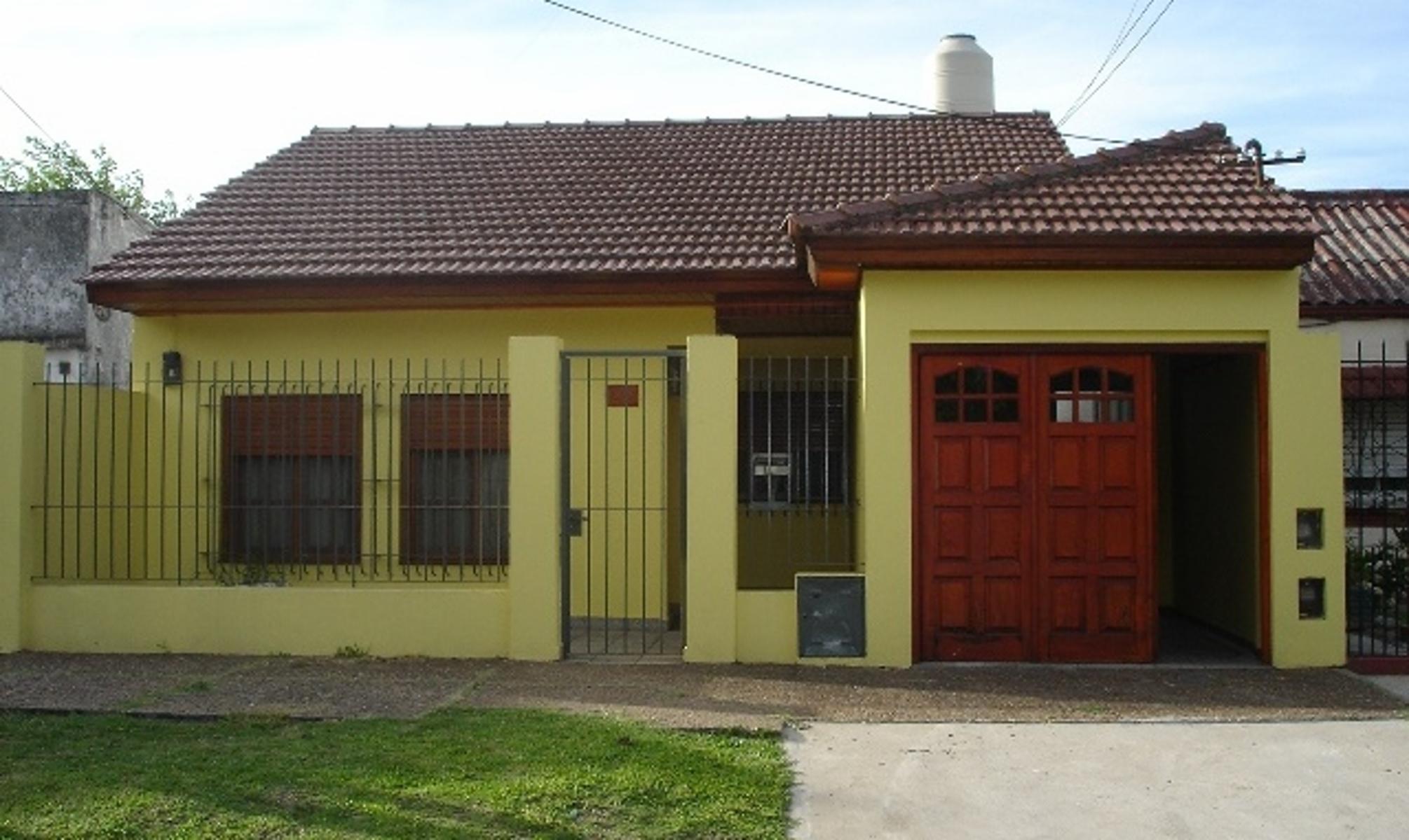 CASA DESARROLLADA SOBRE AMPLIO LOTE DE 8,66 X 43,30.-
