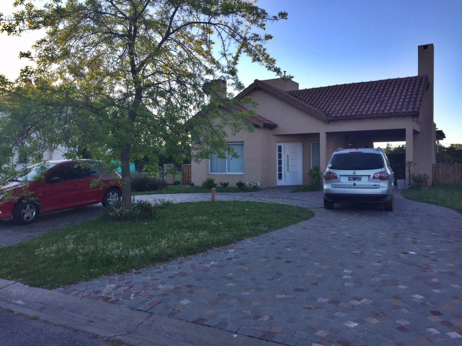 HERMOSA CASA EN VENTA EN COUNTRY LUJAN DEL SOL