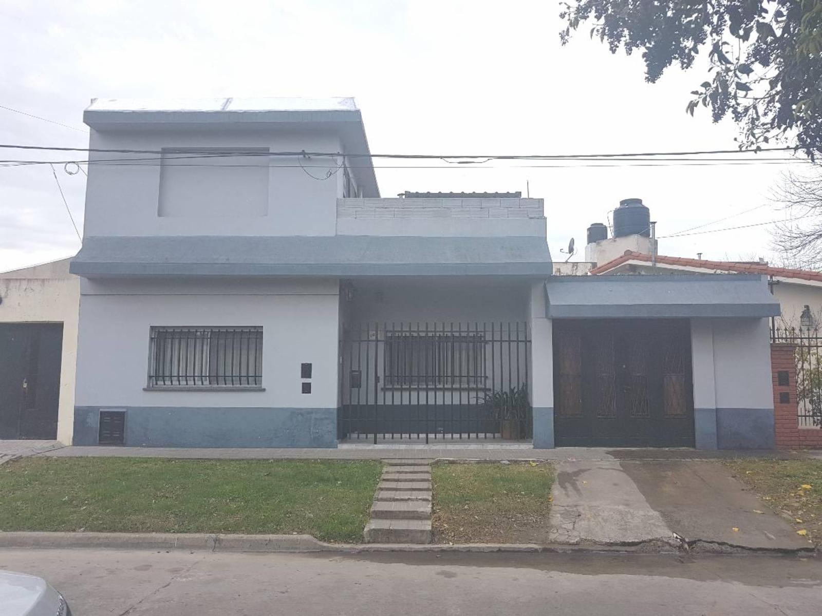 CASA  3 DORMITORIOS  EN VENTA   PJE.  CASABLANCA  2500 - ZONA SUR