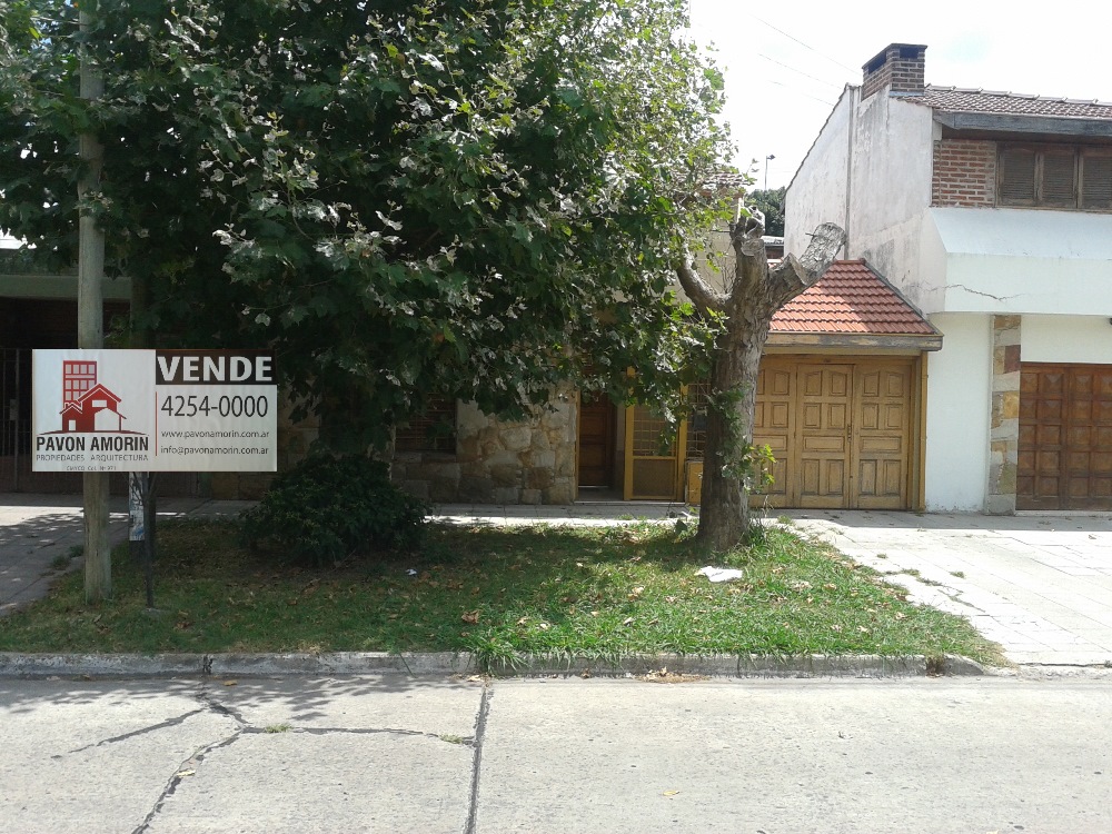 La Rioja e/ Urquiza y Azcuénaga, Quilmes