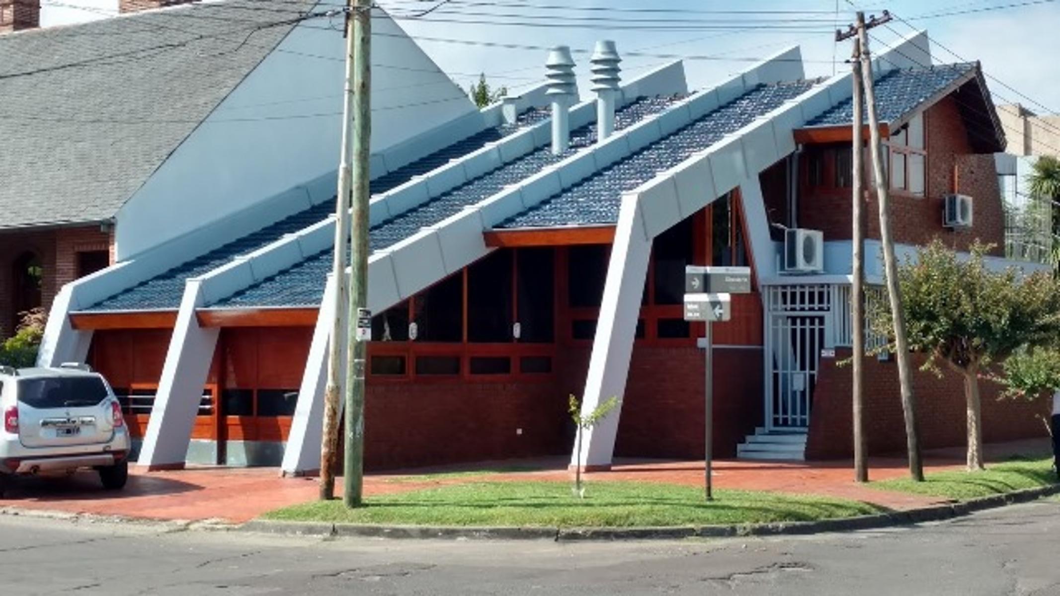 NUEVO VALOR A CONSULTAR.....EXCELENTE Casa 4 Amb. 2 Cocheras Jardin