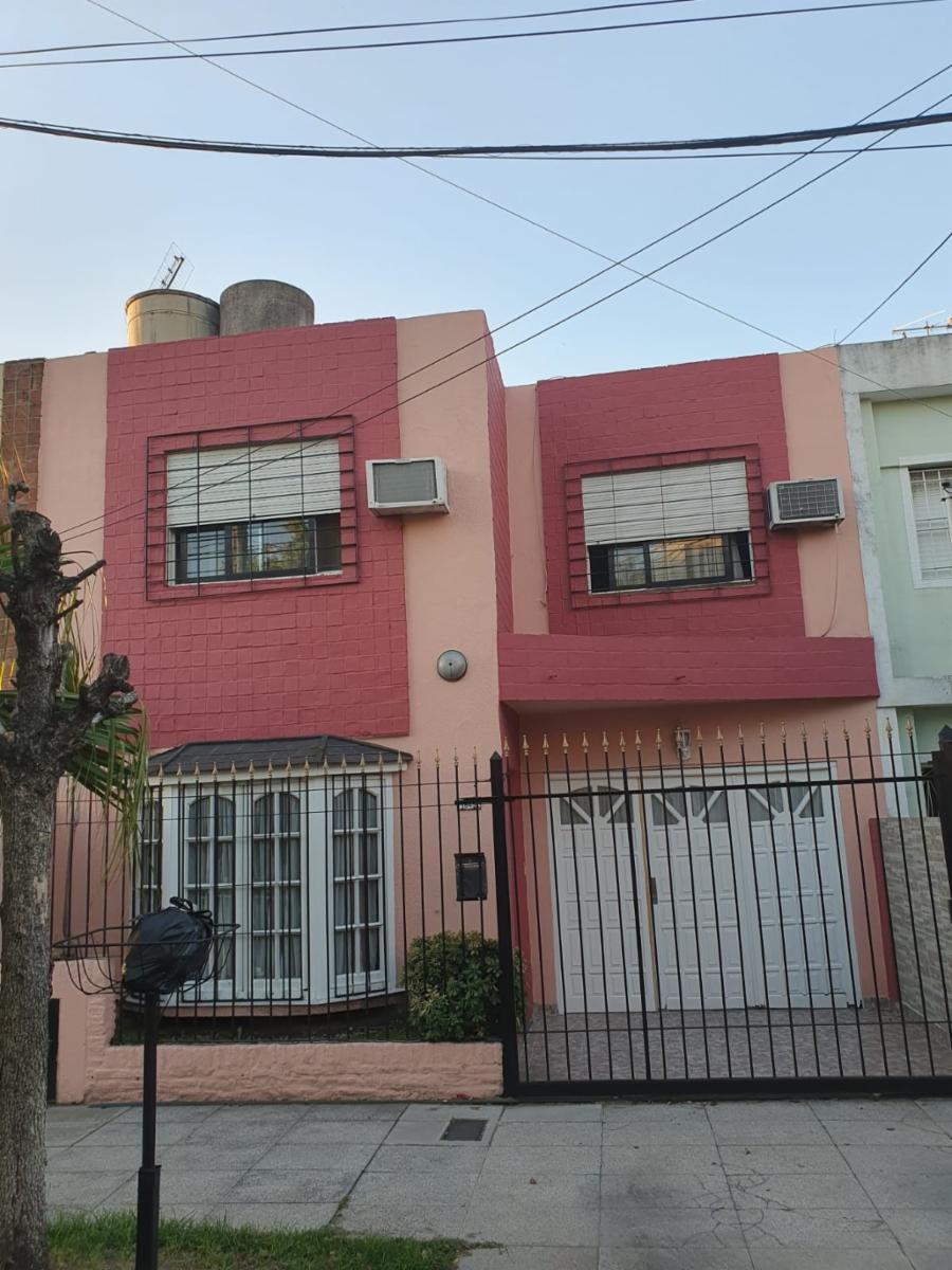 Duplex 4 amb. con patio y cochera cubierta