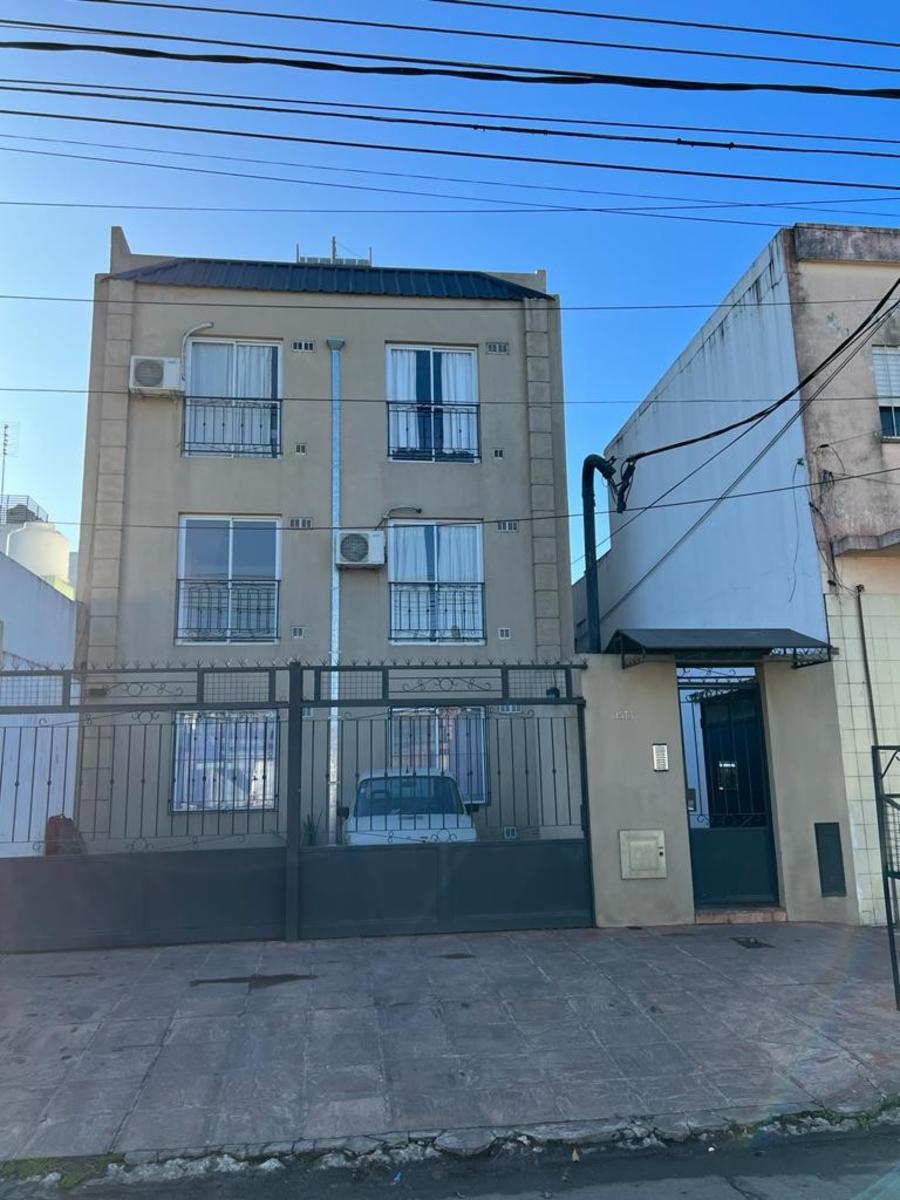 Dto. monobambiente 1° piso al frente x escalera c/renta