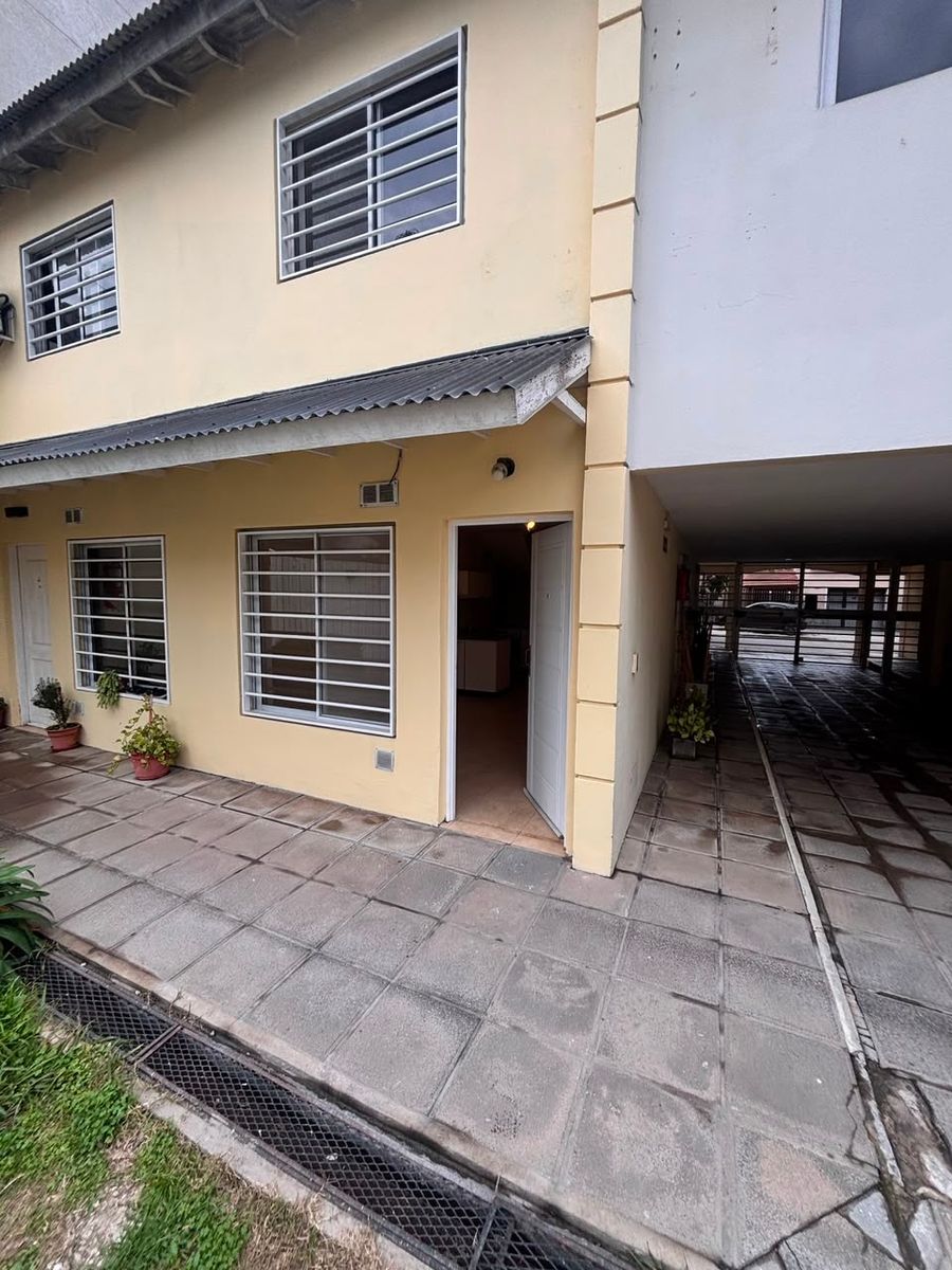 Dto. tipo triplex 3 amb con espacio de auto propio
