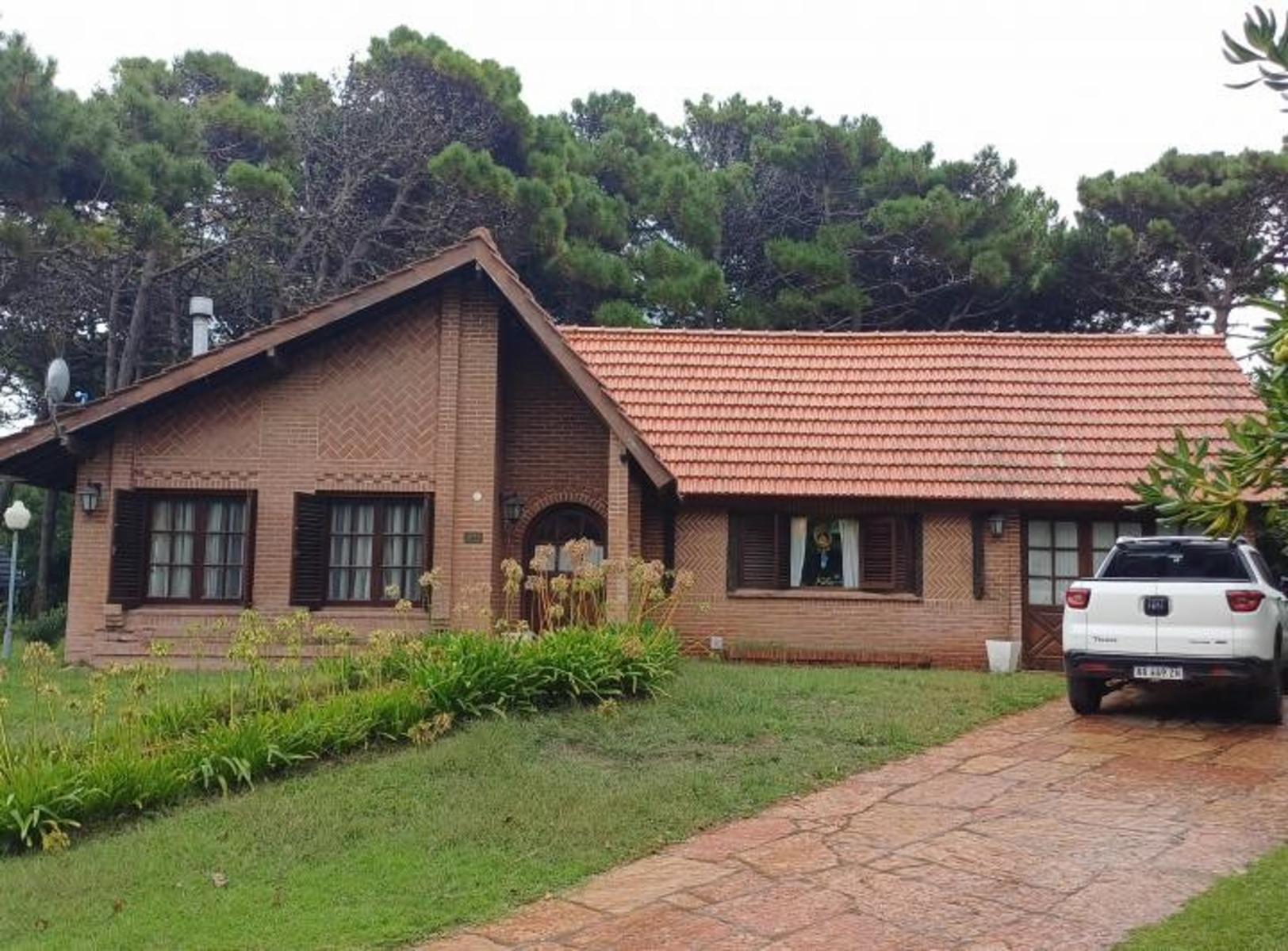 Amplio Chalet de 5 Ambientes Sobre Lote de 656 Mts en Pinamar Norte