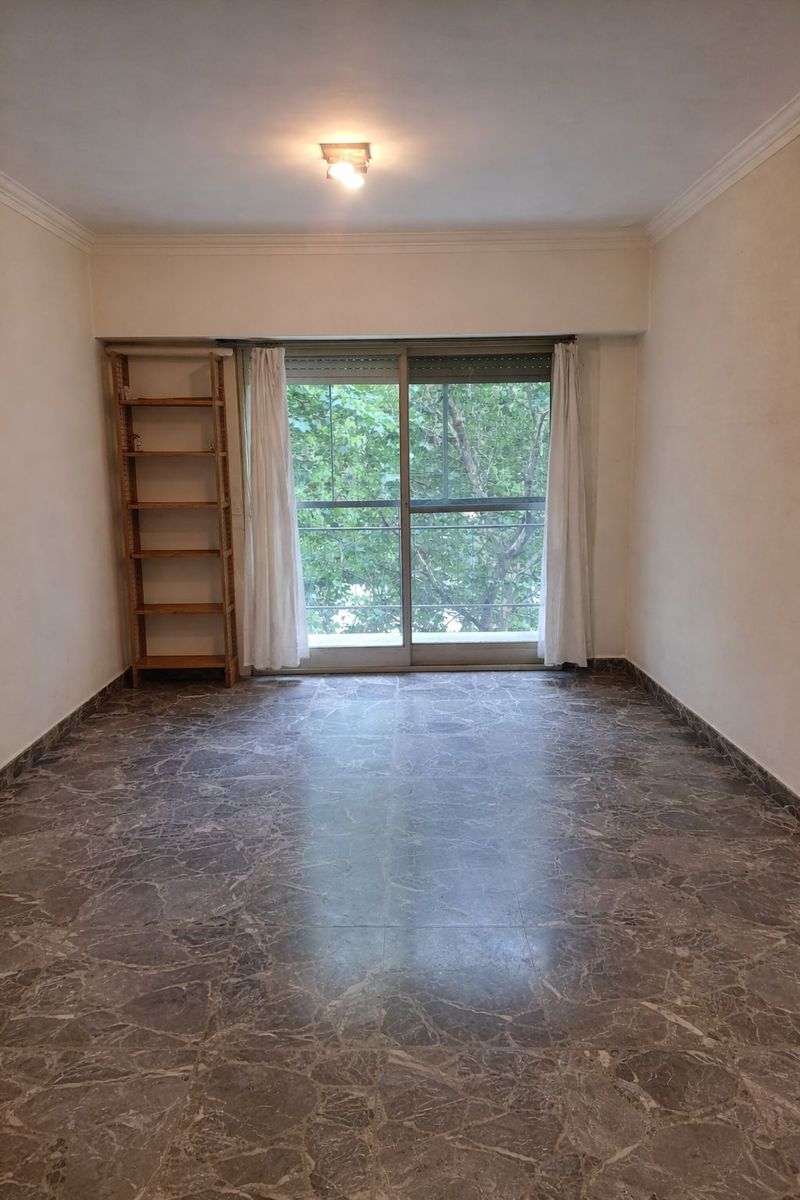 Amplio tres ambientes al frente