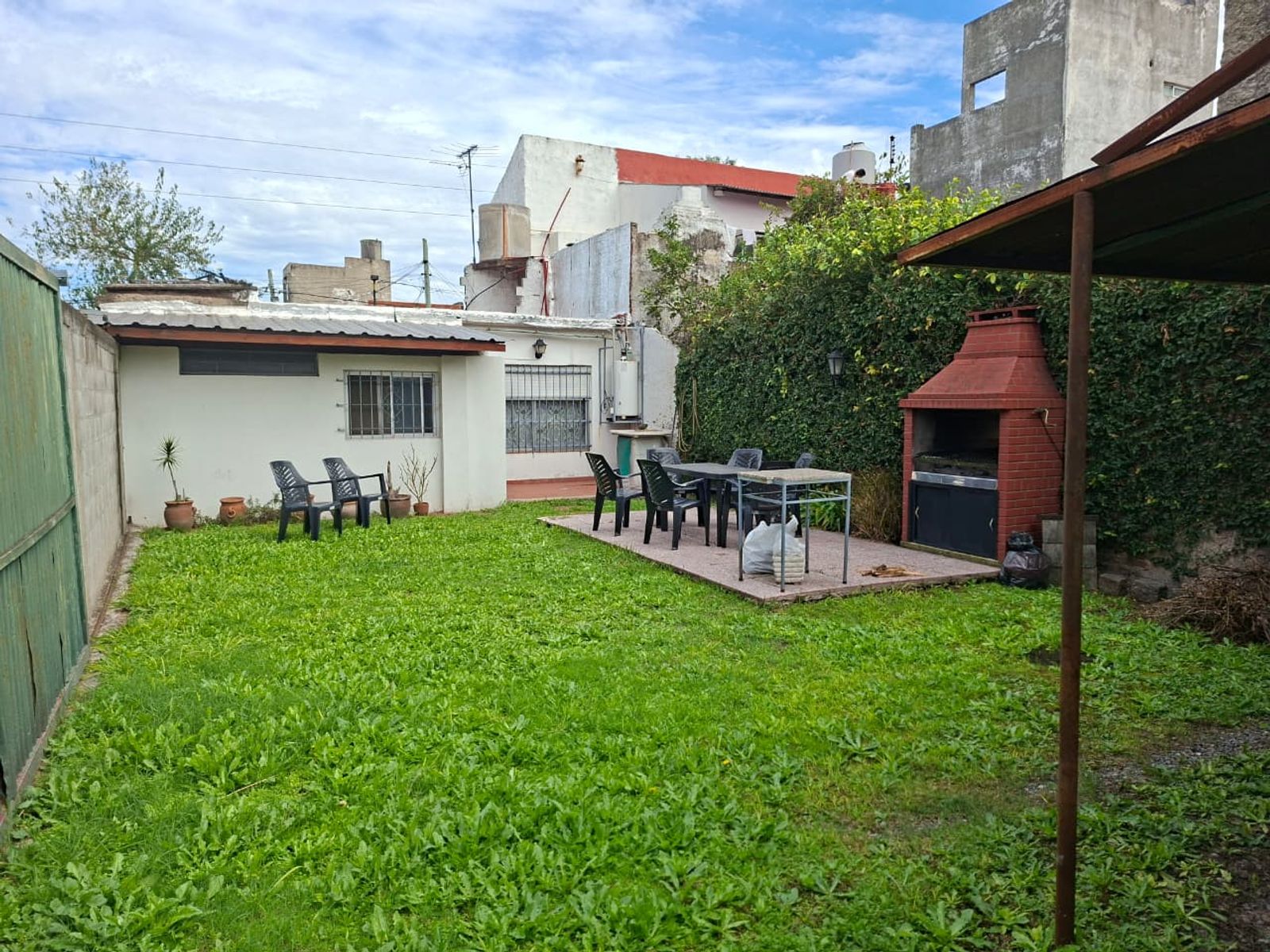 Buen PH al frente con garaje amplio y jardin al fondo