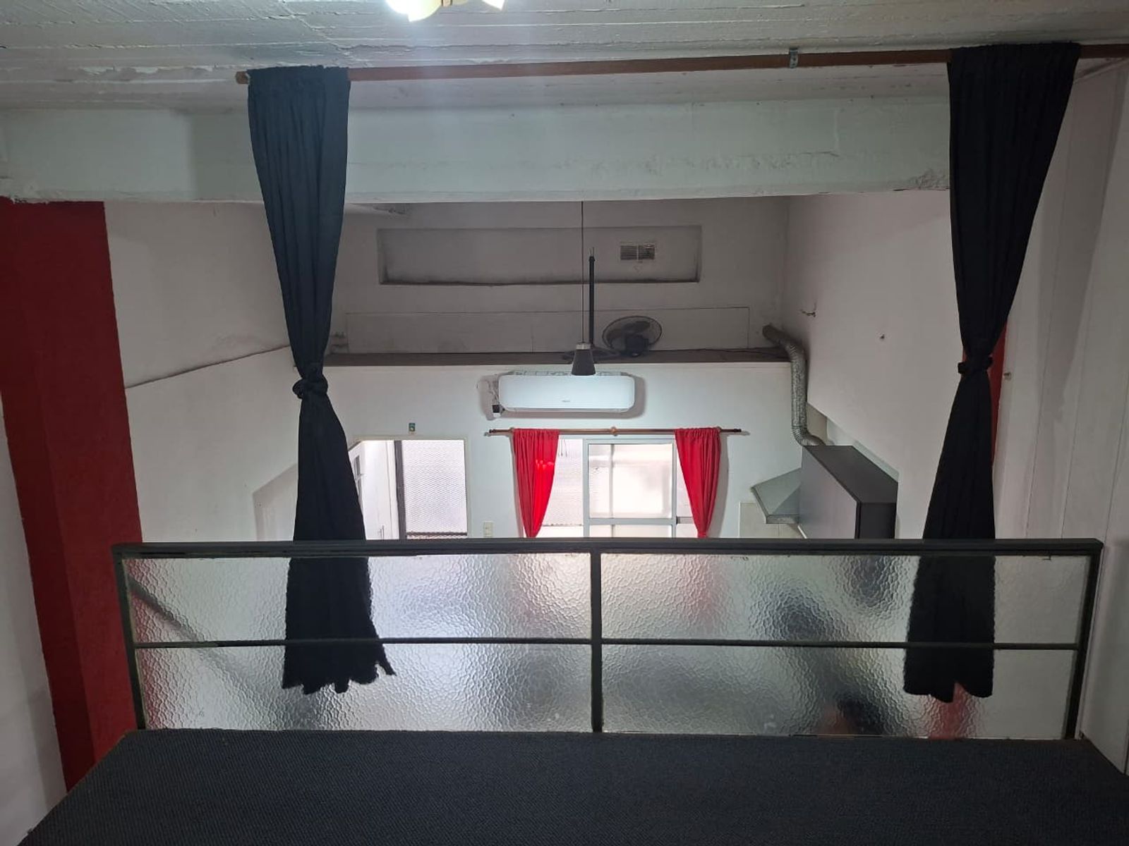 Gran monoambiente con entre piso al frente