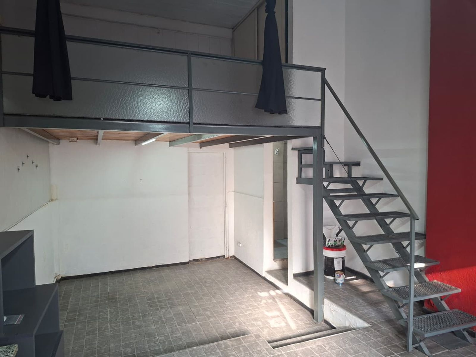Gran monoambiente con entre piso al frente
