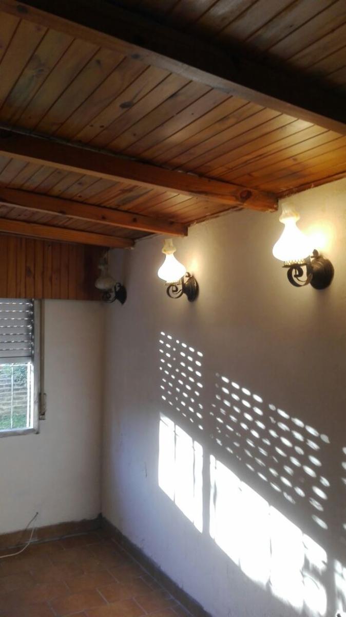 Casa 3 amb. . Super 90 m2
1depto. Super 45m2