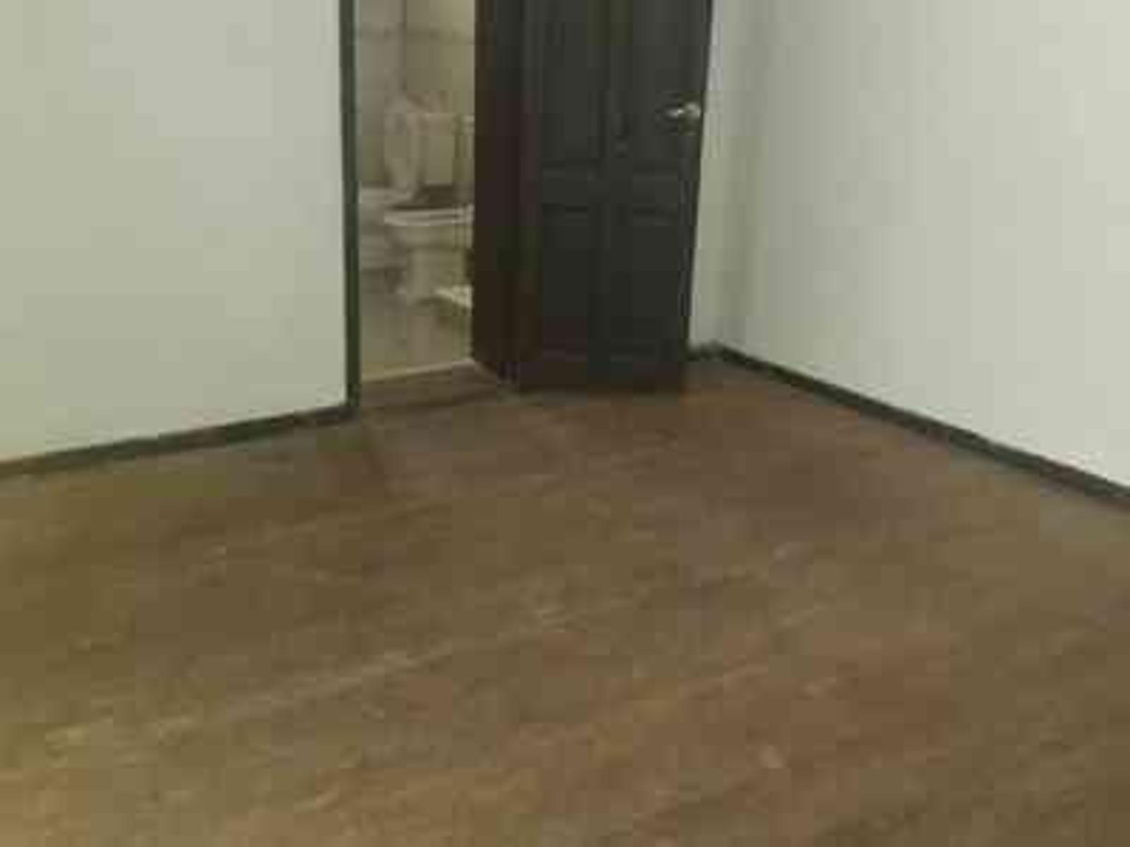 Casa en ph con pasillo propio  de 3 o 4 ambiente  Galpón de 41 m2 con baño Terraza con galponcito  Patios , uno techado  Lavadero 