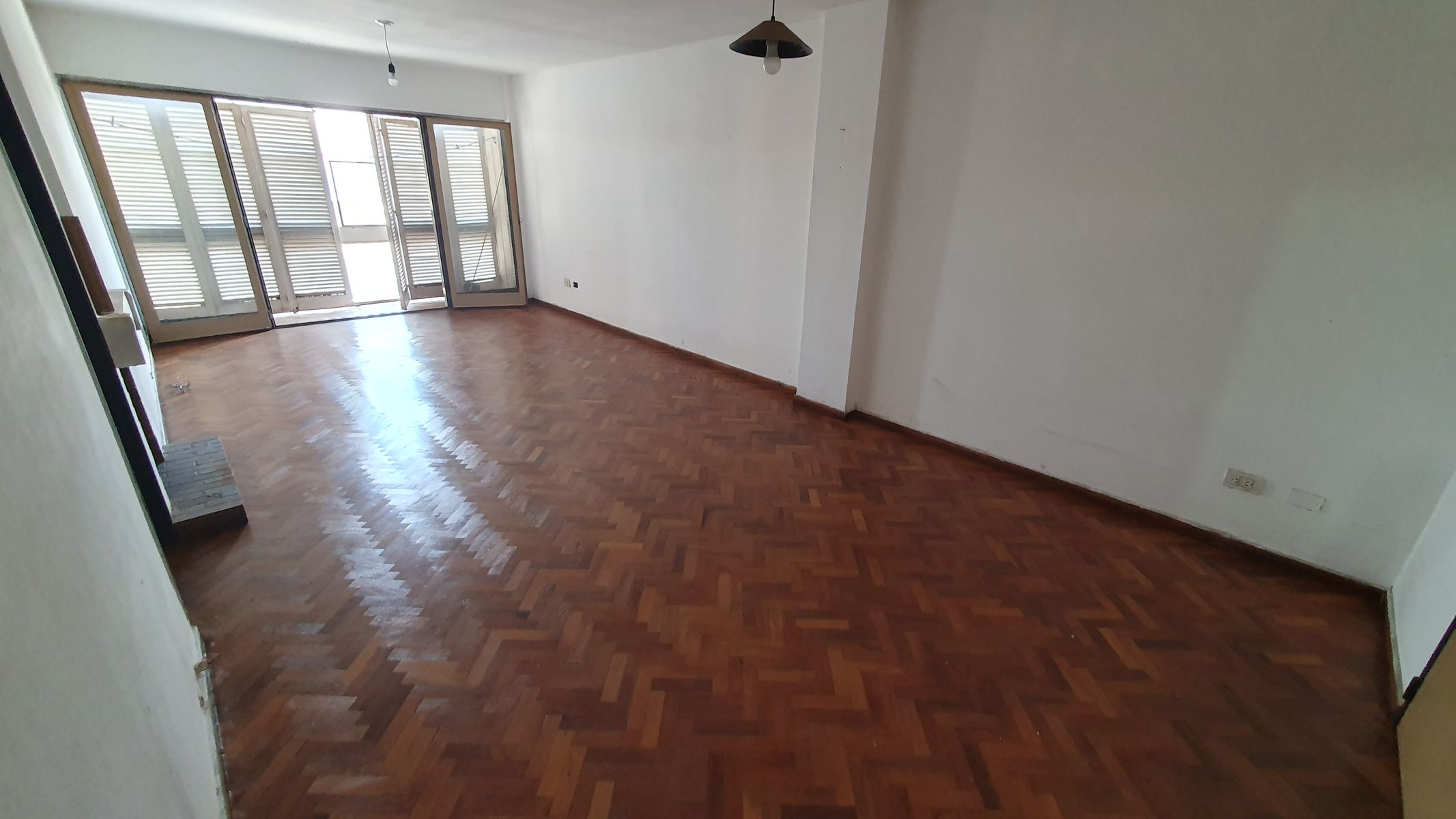 Alquilo Semi piso de 4 dorm. 2 bñs en 4to piso externo con balcon muy luminoso.