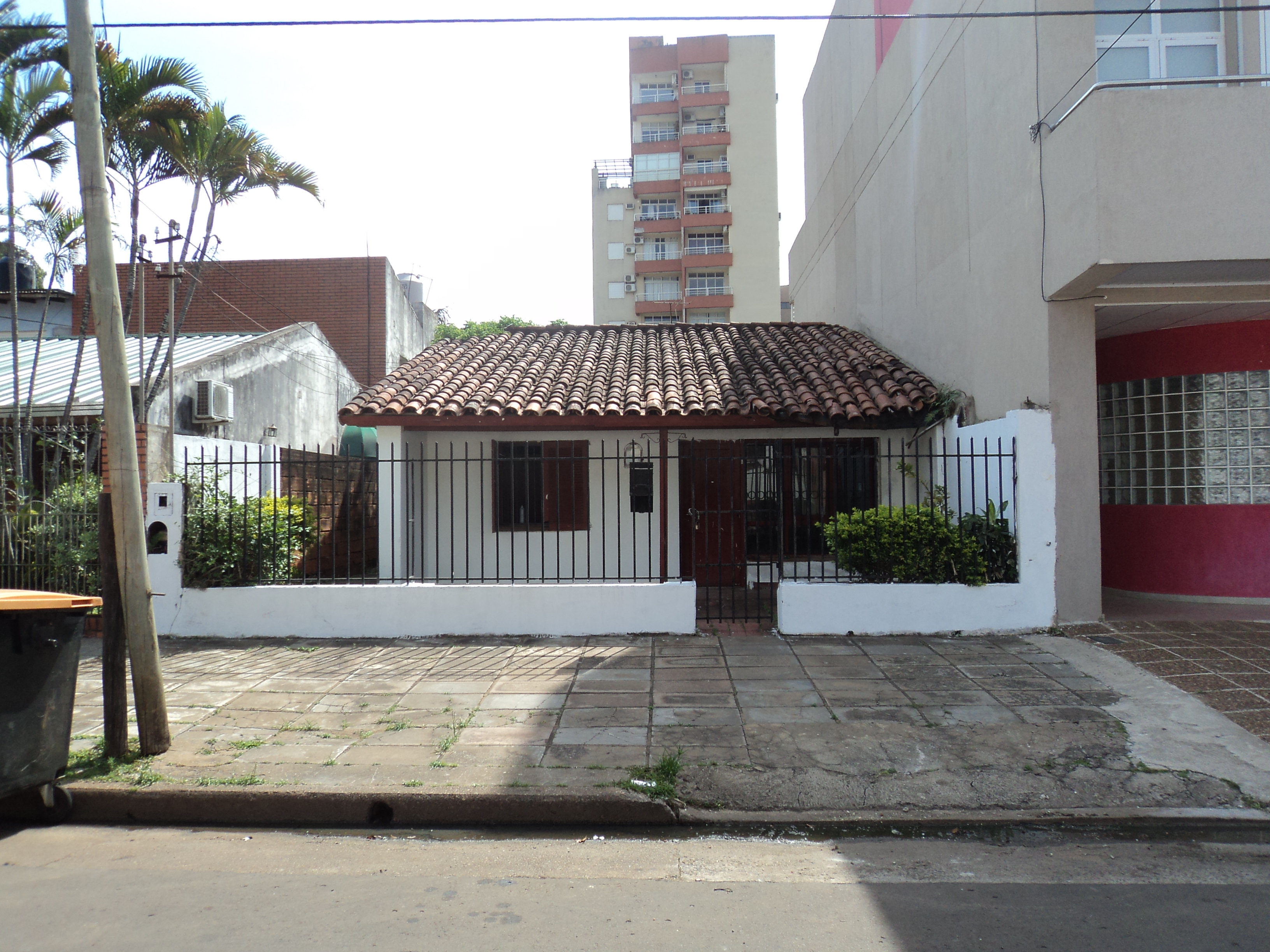  Casa en Villa Sarita en frente al Club Guarany 