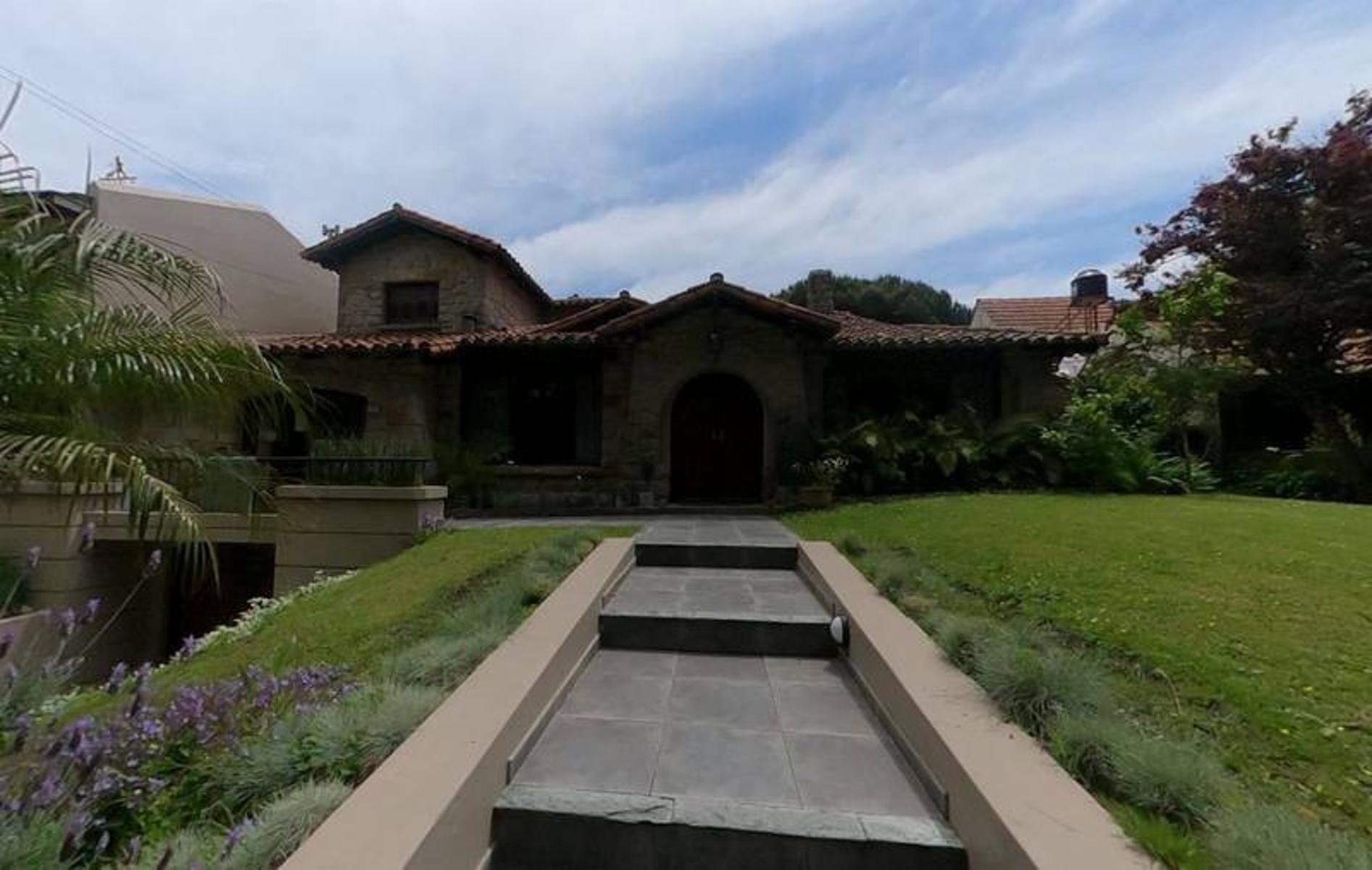 Excelente Residencia De 400m2 En Lomas De Stella Maris