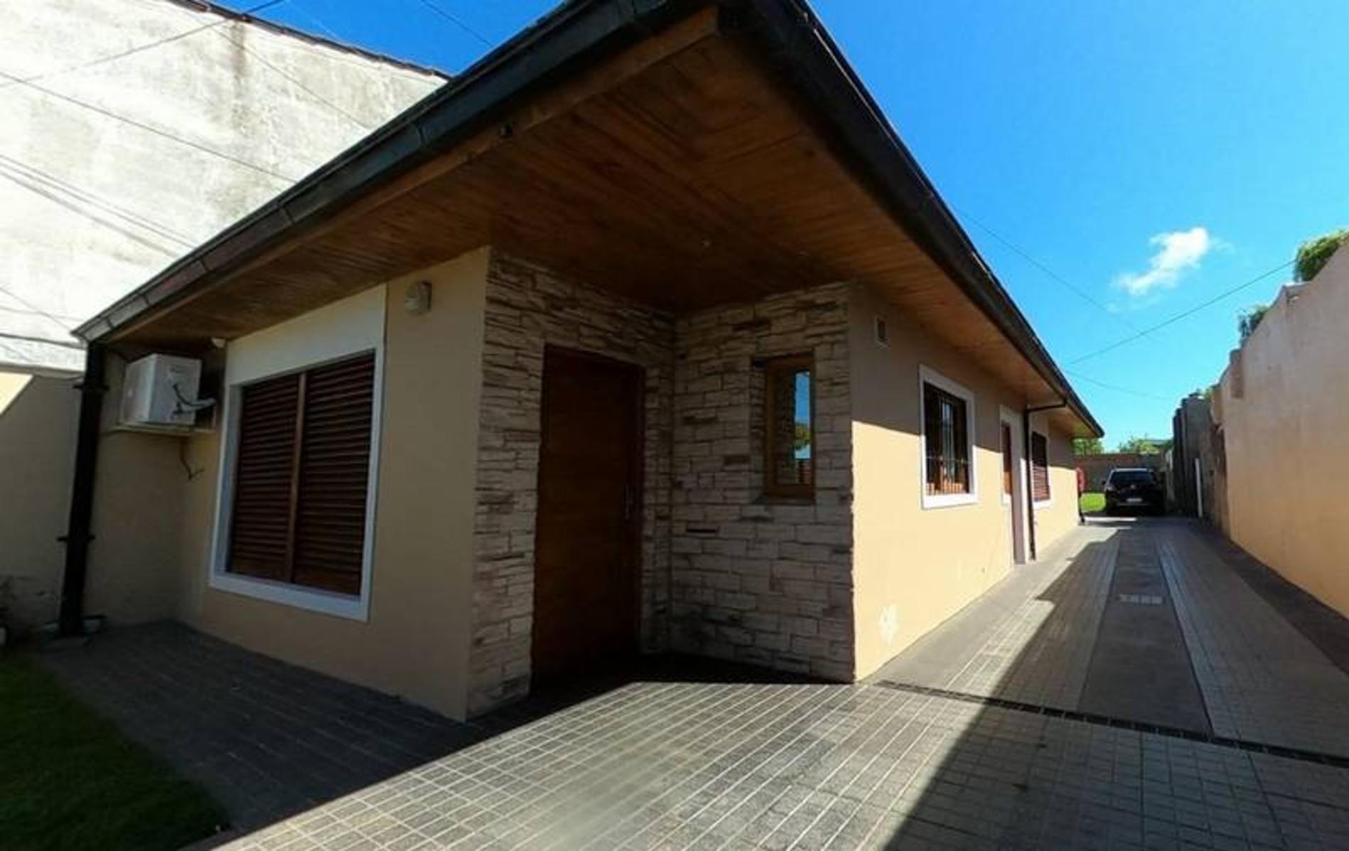 Excelente Chalet De Categoría Con Entrada De Auto