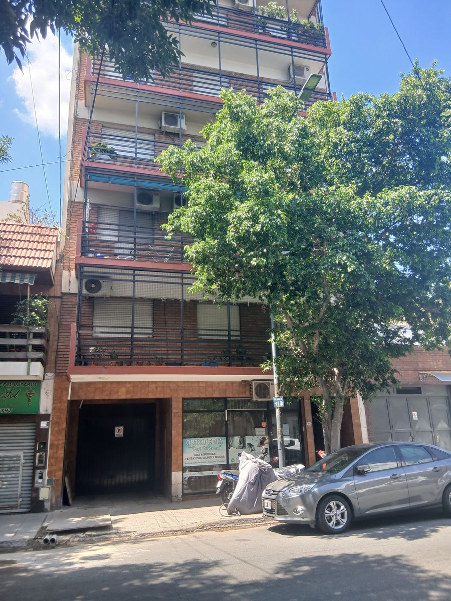 DEPARTAMENTO DE 2 AMBIENTES CON PATIO EN FLORES