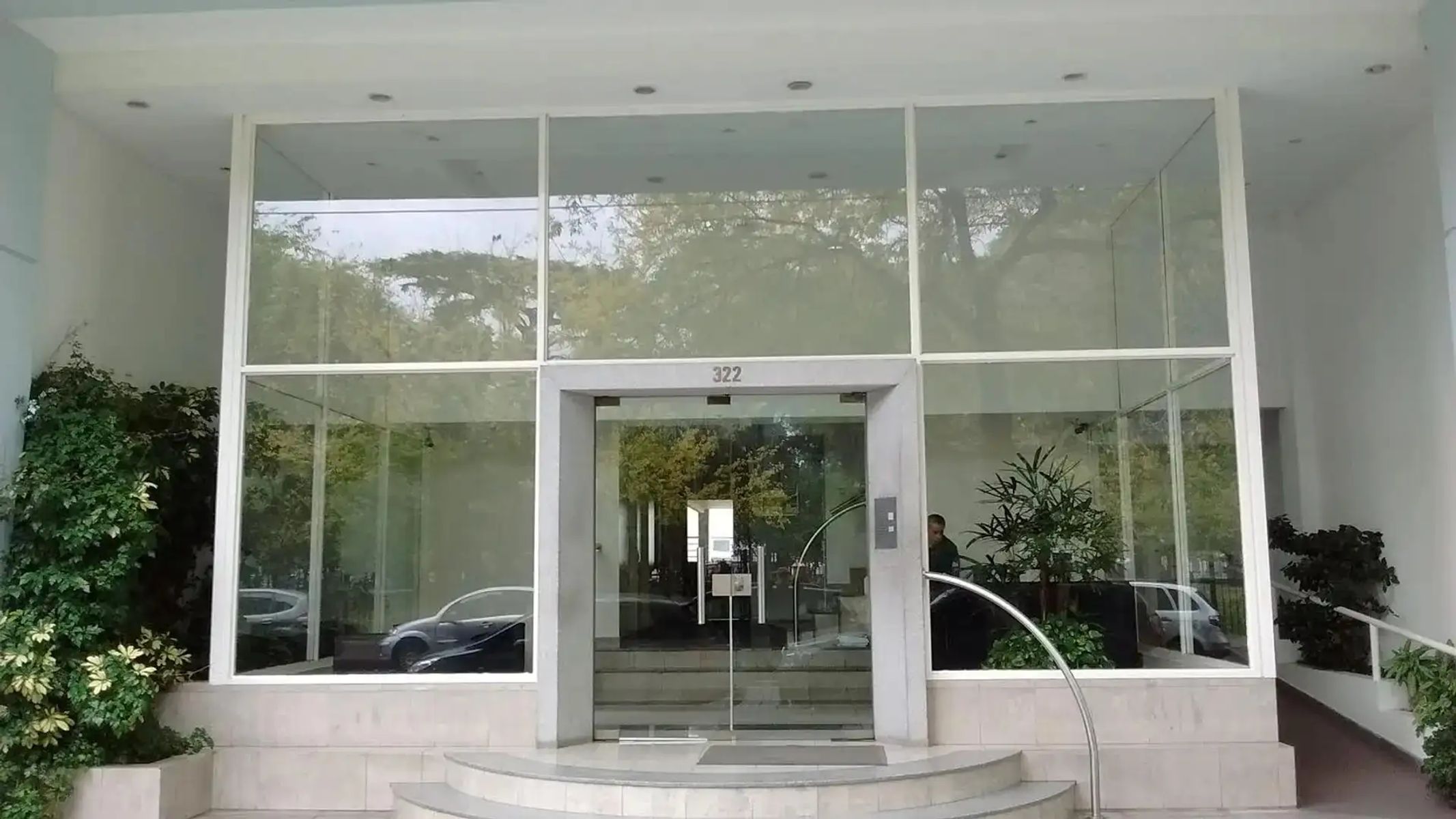 DEPARTAMENTO DE 4 AMBIENTES CON COCHERA CUBIERTA, EN EL EDIFICIO MAS BUSCADO DE FLORESTA, FRENTE A PLAZA VELEZ SARFIELD.
