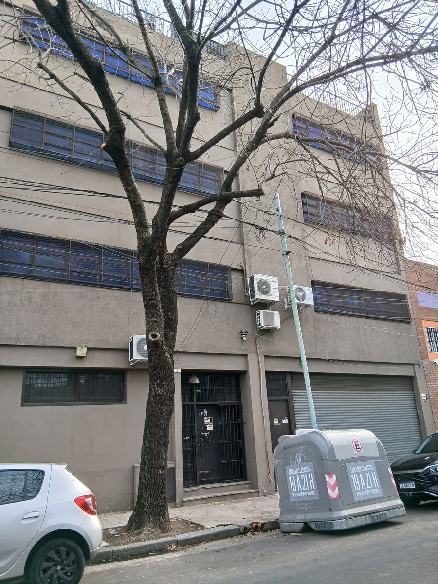 DEPOSITO DE TRES PLANTAS EN DOBLE LOTE.
