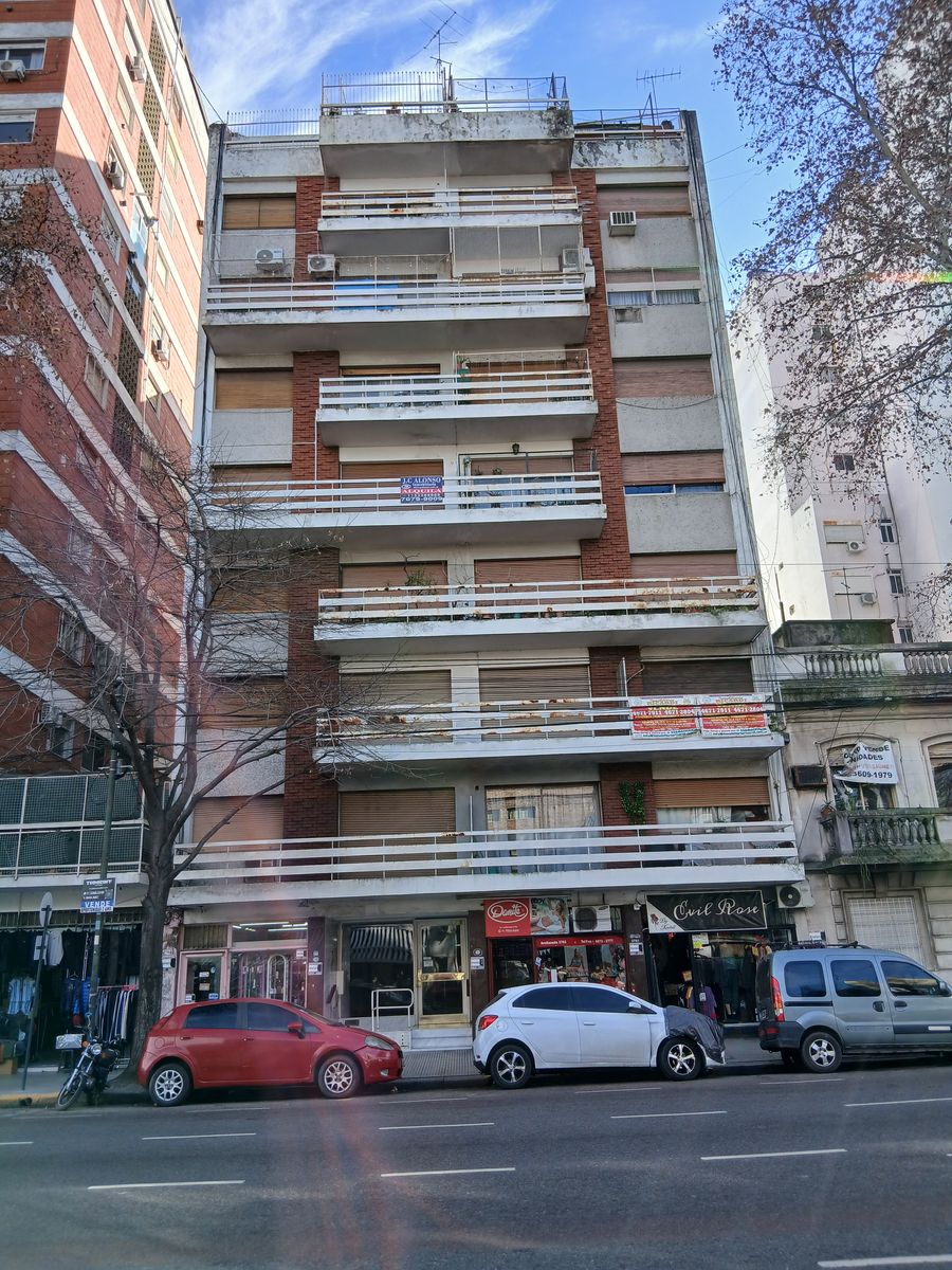 DEPARTAMENTO DE 2 AMBIENTES AL FRENTE CON BALCON EN FLORESTA