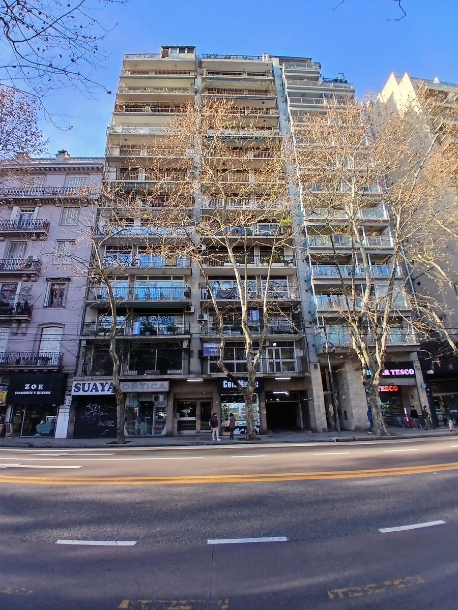 DEPARTAMENTO DE 4 AMBIENTES CON DEPENDENCIA Y ESPACIO GUARDACOCHES CUBIERTO.