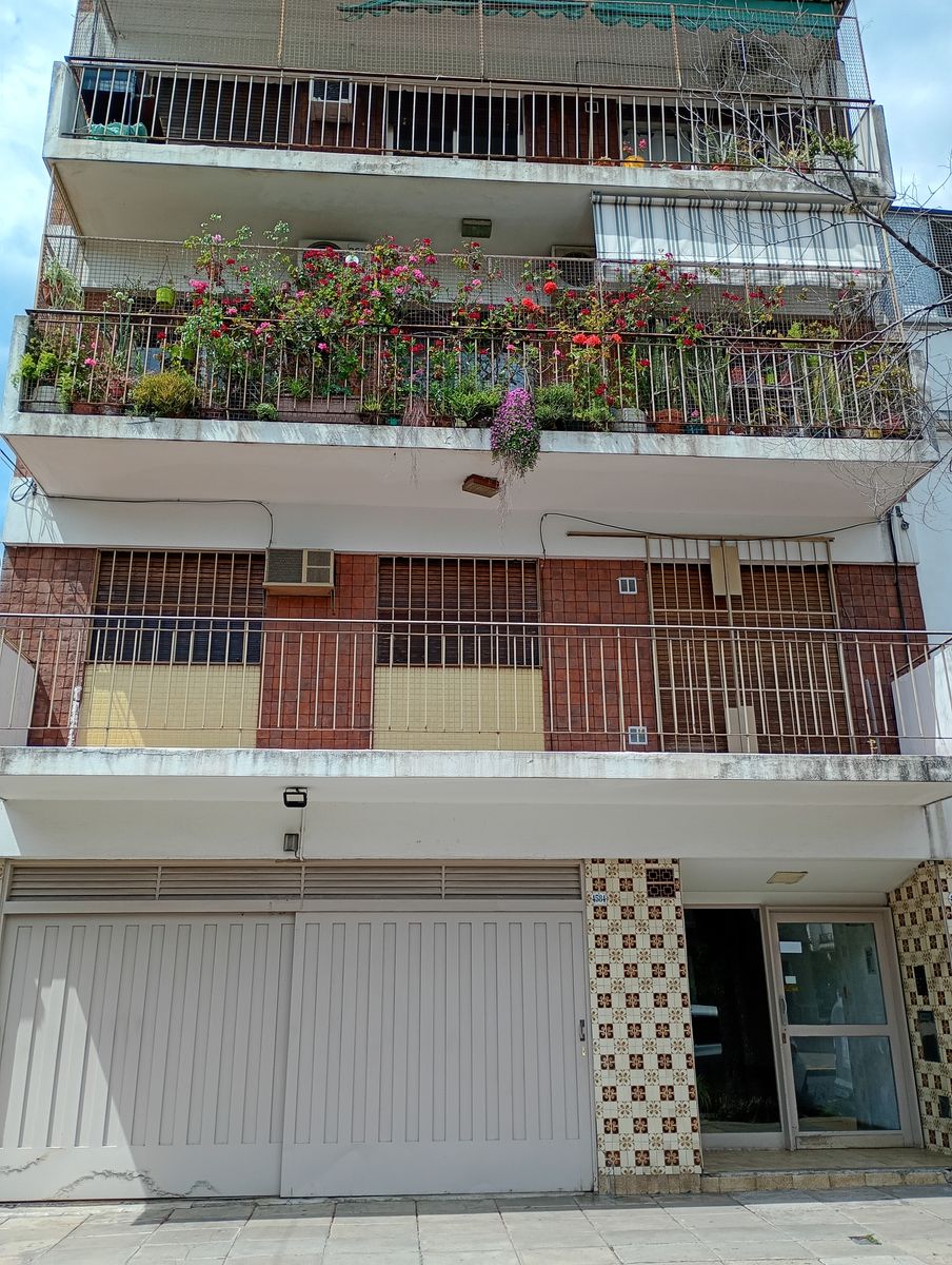 DEPARTAMENTO DE 4 AMBIENTES CON BALCON Y PATIO CUBIERTO EN FLORESTA
