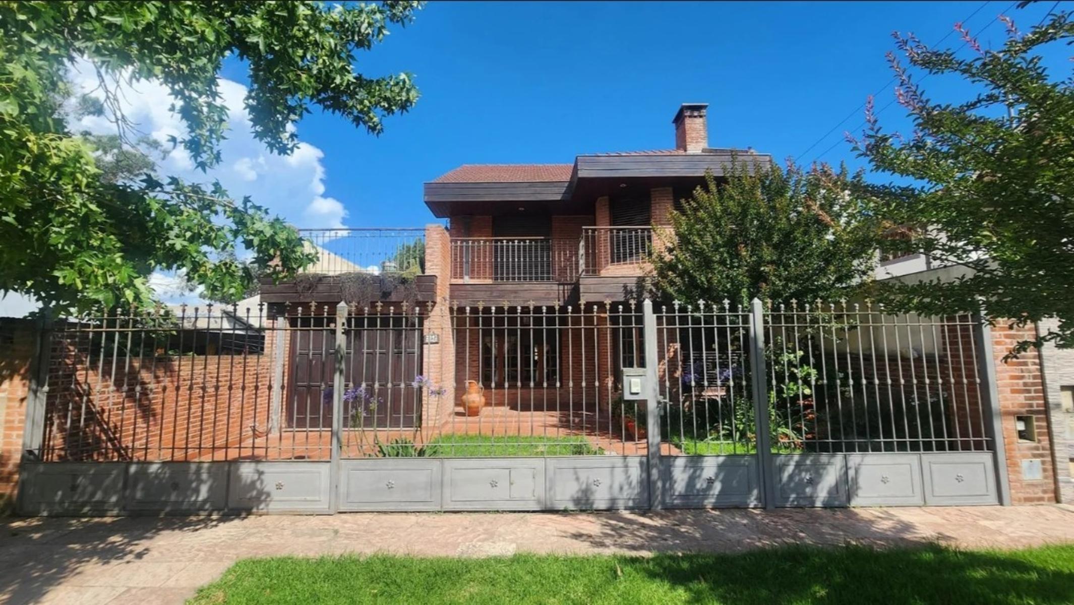 Chalet 5 Ambientes con Cochera y Parque en Venta en Colinas de Peralta Ramos