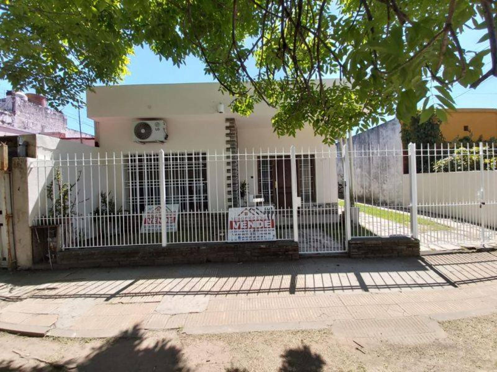 EN VENTA: CASA DE 4 AMBIENTES (EXCELENTE UBICACIÒN) MORENO